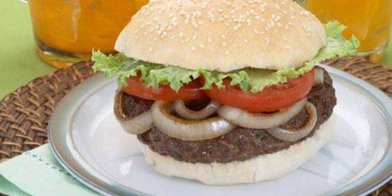 Сочный гамбургер с луком — рецепт с фото от Maggi.ru