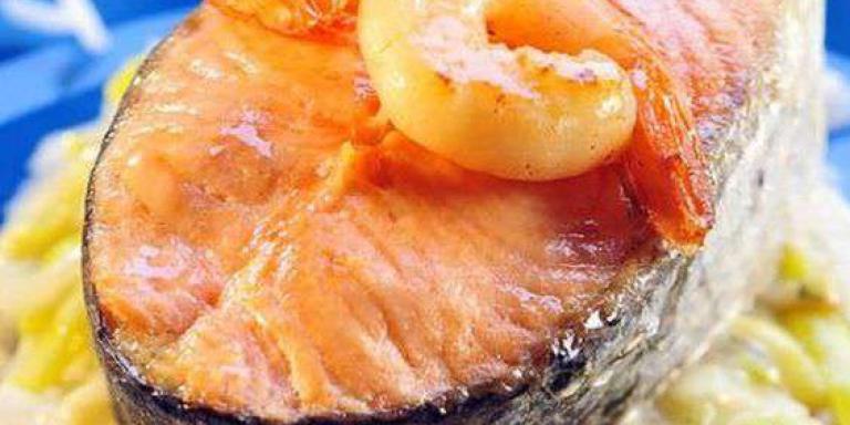 Стейк лосося с креветками на подушке из лукапорея — рецепт с фото