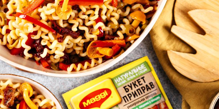 Сытный паста-салат с опятами, оливками и вялеными томатами - рецепт приготовления с фото от Maggi.ru