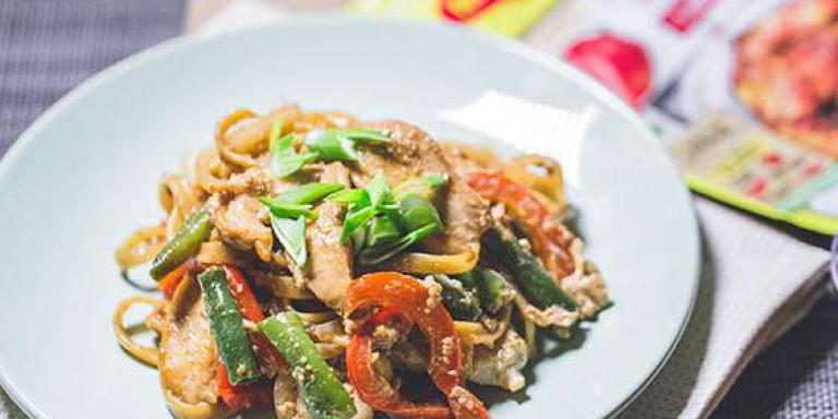Курица терияки по-китайски на сковороде с лапшой, овощами и яйцом, подробное приготовление с фото