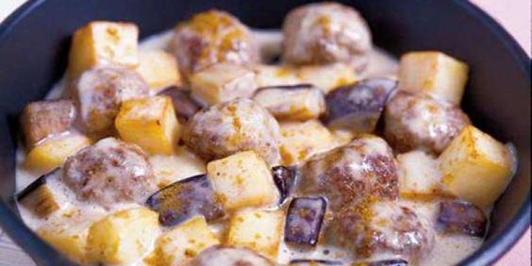 Жареные баклажаны и картофель с острыми тефтельками: рецепт с фото