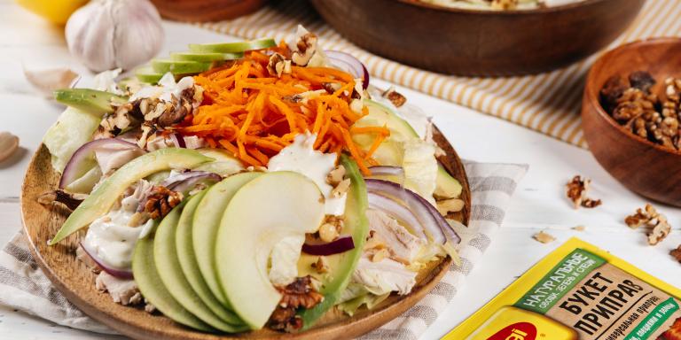 Салат с копчёной курицей, яблоками и нежным авокадо: рецепт с фото