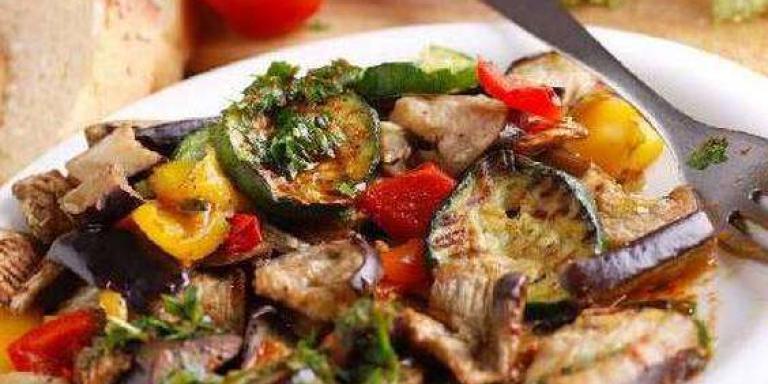 Теплый салат из запеченных баклажанов и болгарского перца | maggi.ru