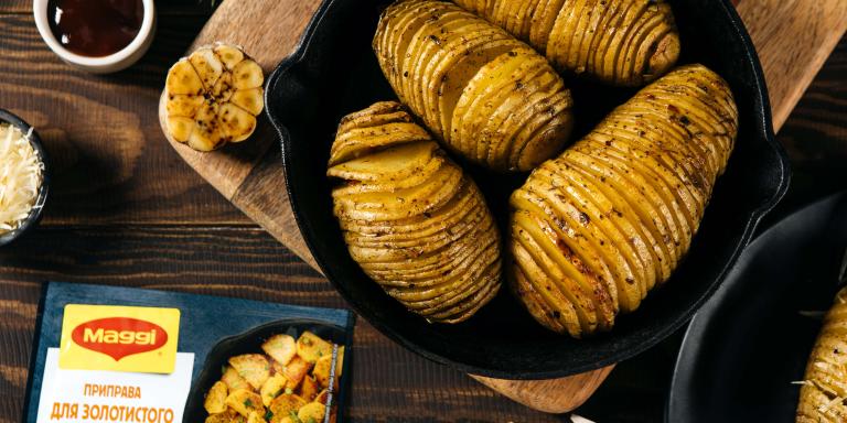 Запечённая в духовке хрустящая картошка-гармошка - рецепт от Магги