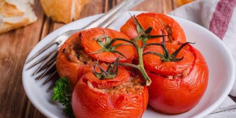 Фаршированные помидоры с курицей — рецепт с фото от Maggi.ru