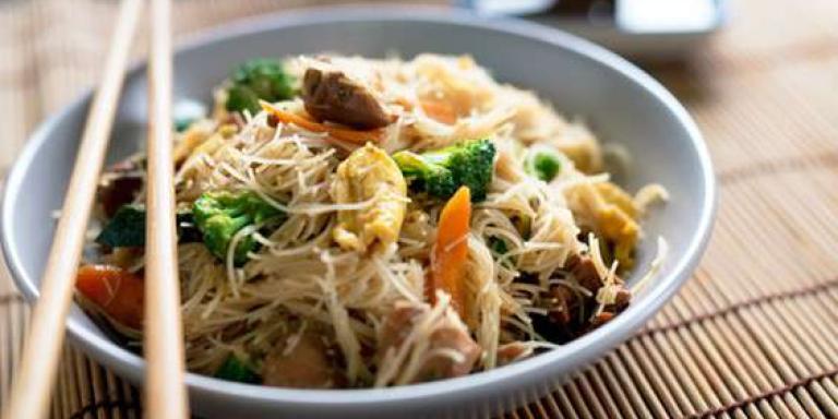 Рисовая лапша вок с курицей и овощами - пошаговый рецепт с фото