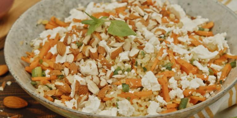 Средиземноморский салат с булгуром, морковью и зеленью – рецепт от maggi.ru