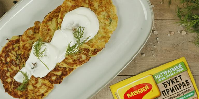 Пышные оладьи из кабачков с сыром со сметаной - рецепт приготовления с фото от Maggi.ru