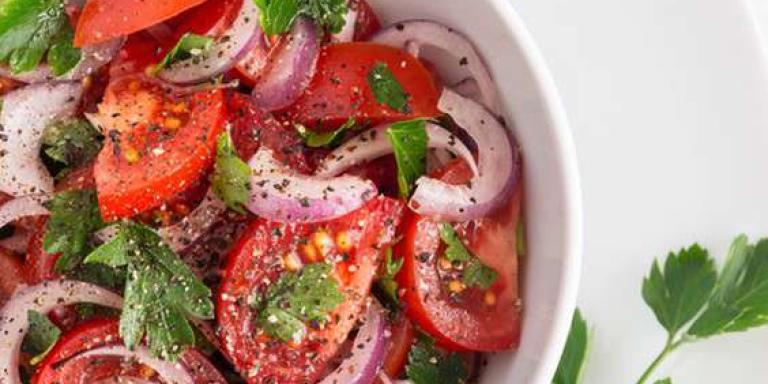 Летний салат с помидорами, луком и кинзой, пошаговый рецепт с фото
