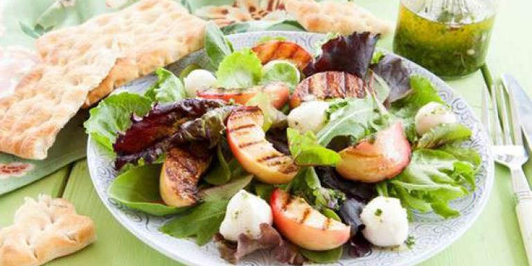 Свежий салат с жареными персиками и сыром моцарелла — рецепт с фото