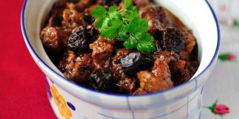 Тушеная говядина с черносливом и корицей - рецепт с фото от Магги