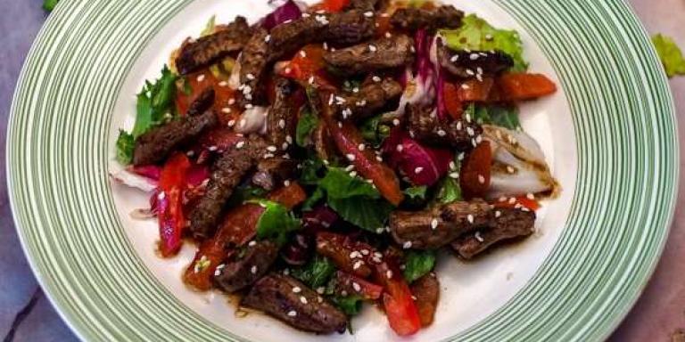 Тёплый салат с говядиной и овощами - рецепт приготовления с фото от Maggi.ru