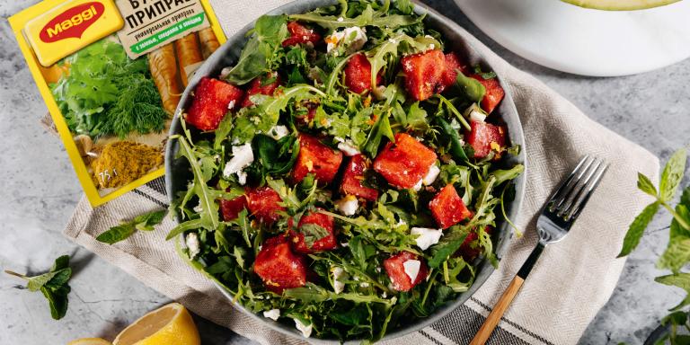 Освежающий салат с арбузом, миксом зелени и брынзой: рецепт с фото