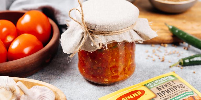 Классическая аджика из помидоров и чеснока на зиму: рецепт с фото