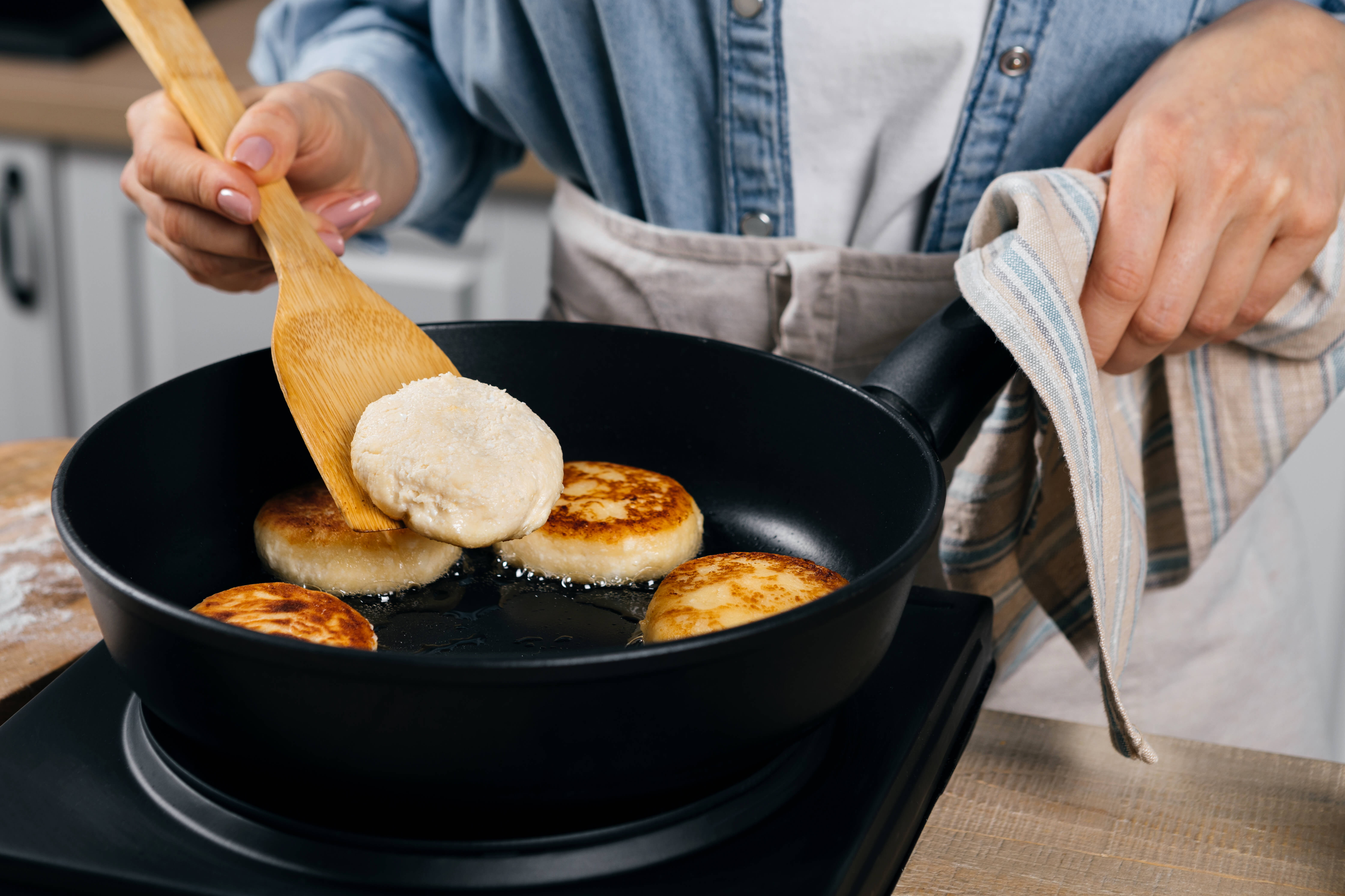 Нежные сырники из творога с ванилью - рецепт приготовления с фото от  Maggi.ru