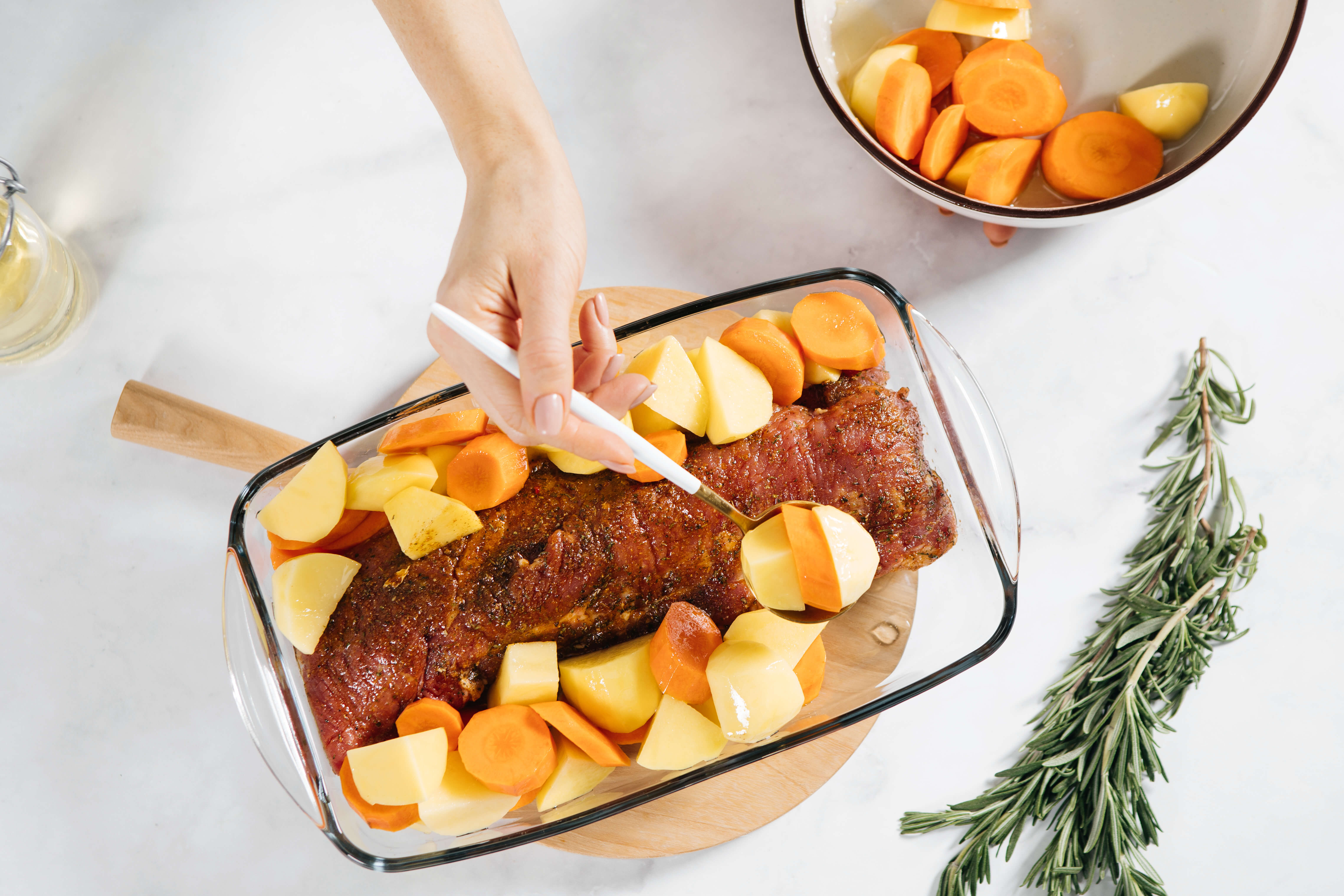 Запечённая в духовке свинина с овощами и розмарином