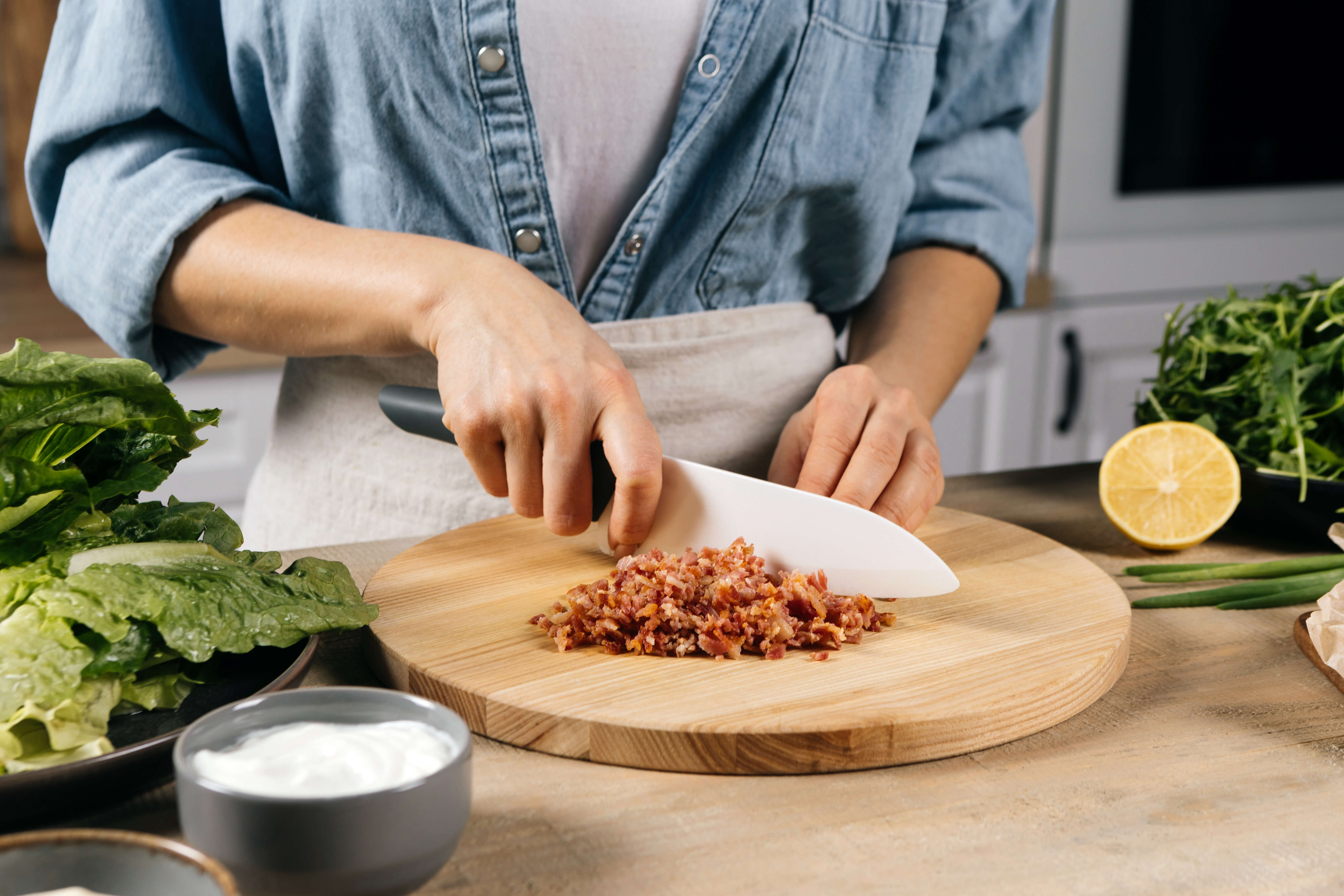 Простой салат с курицей, хрустящим беконом и миксом зелени