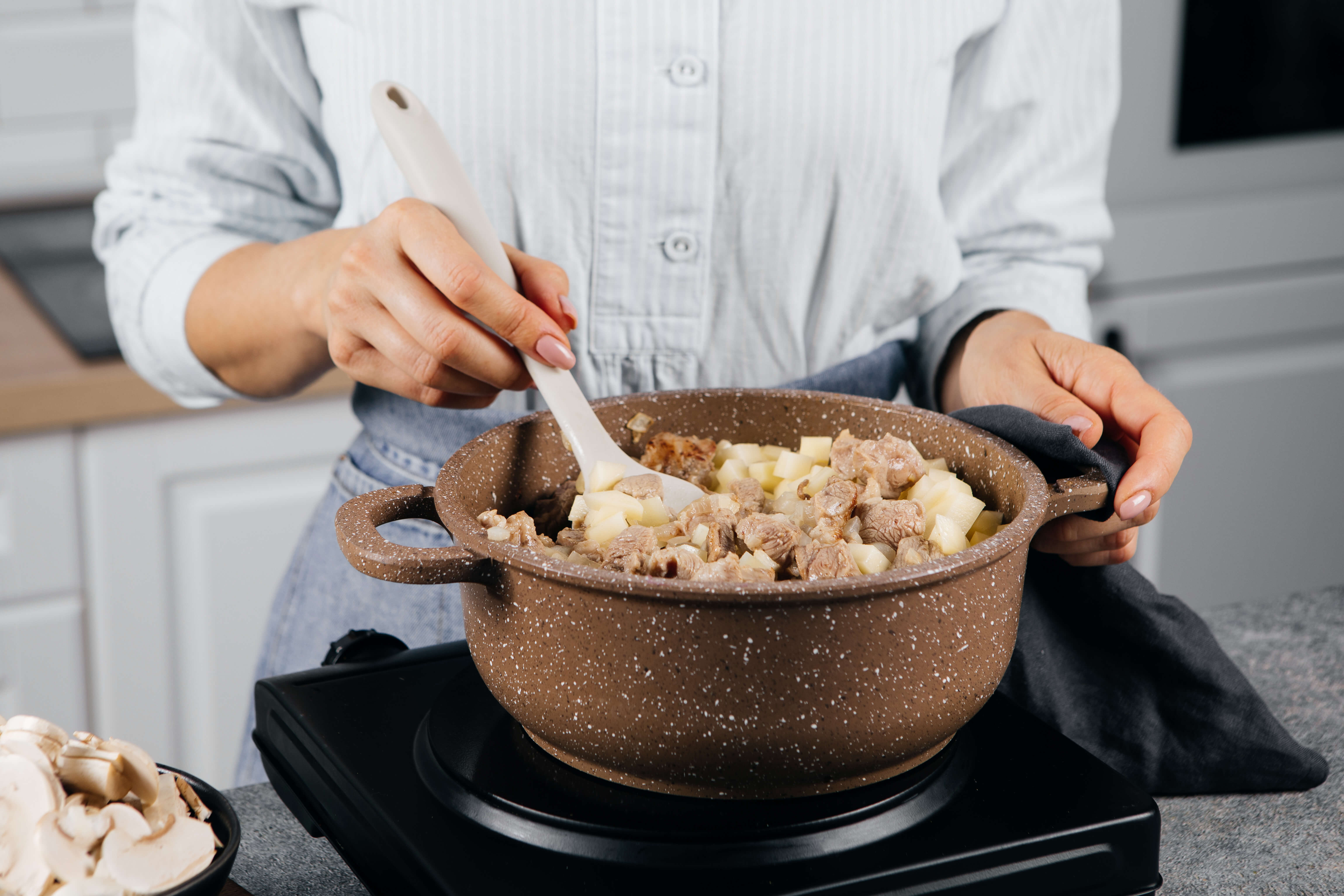 Сытное жаркое из свинины с овощами и грибами