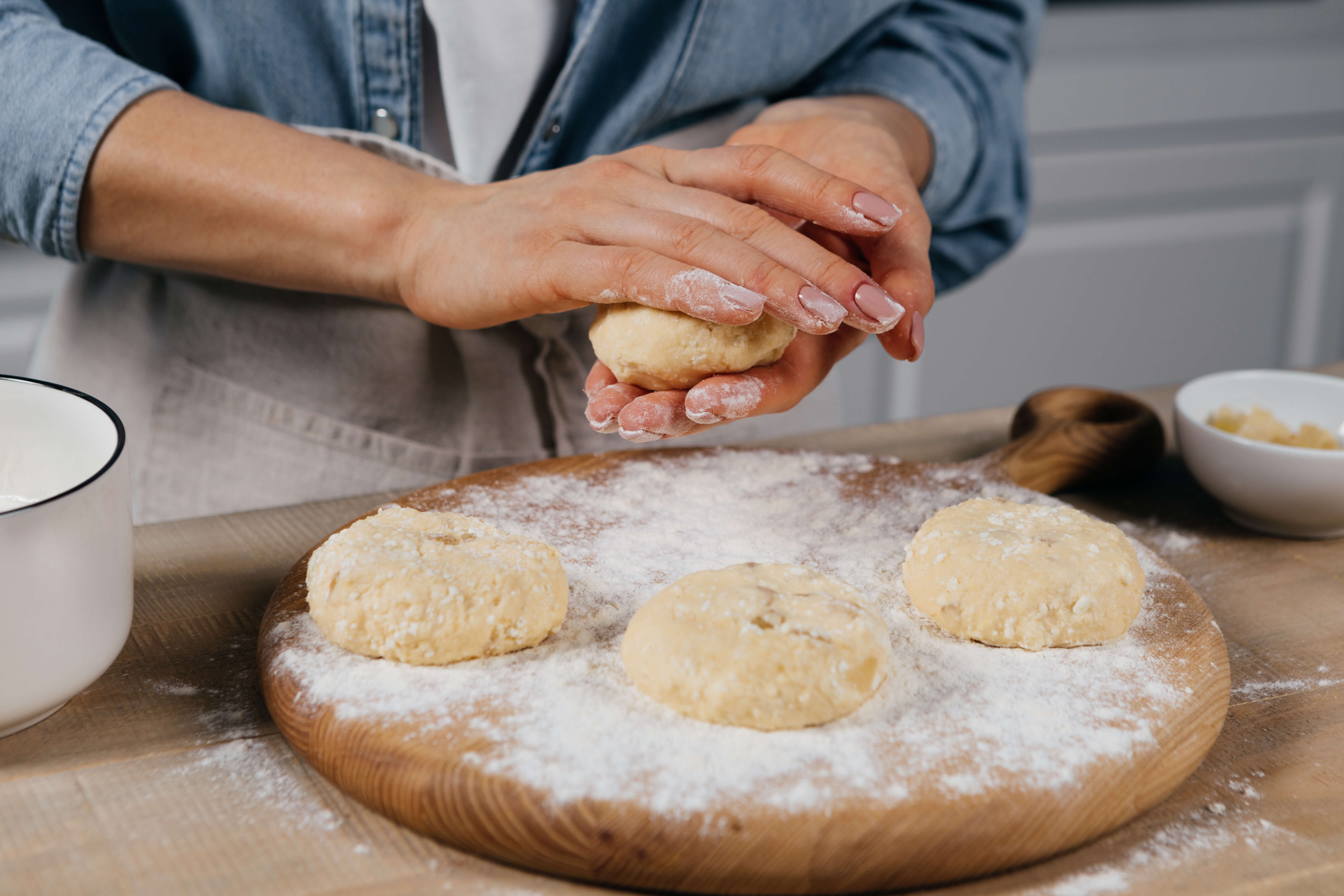 Сырники с манкой, цукатами и сметаной