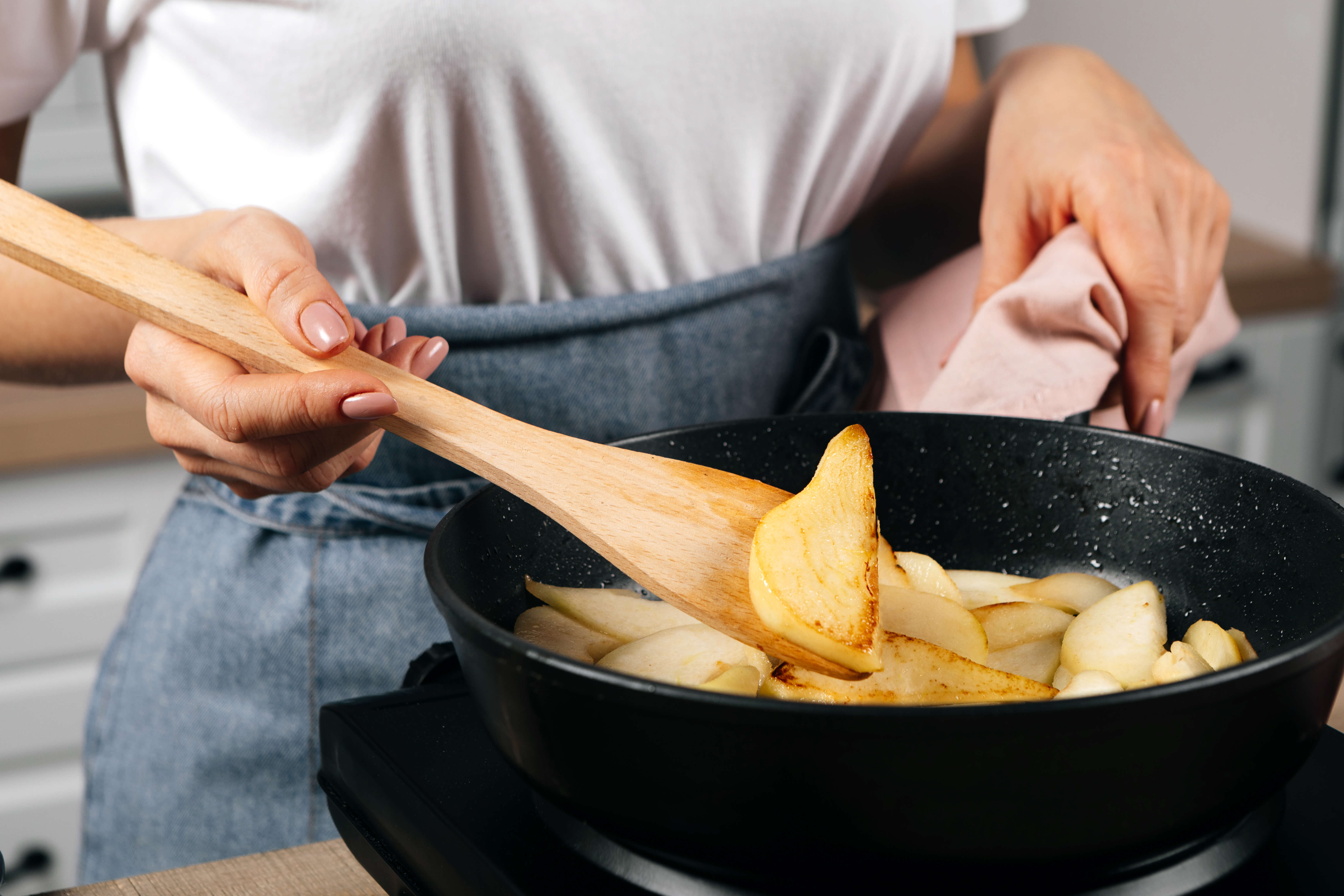 Праздничные тонкие блины без соды с грушей, бри и копченой курицей