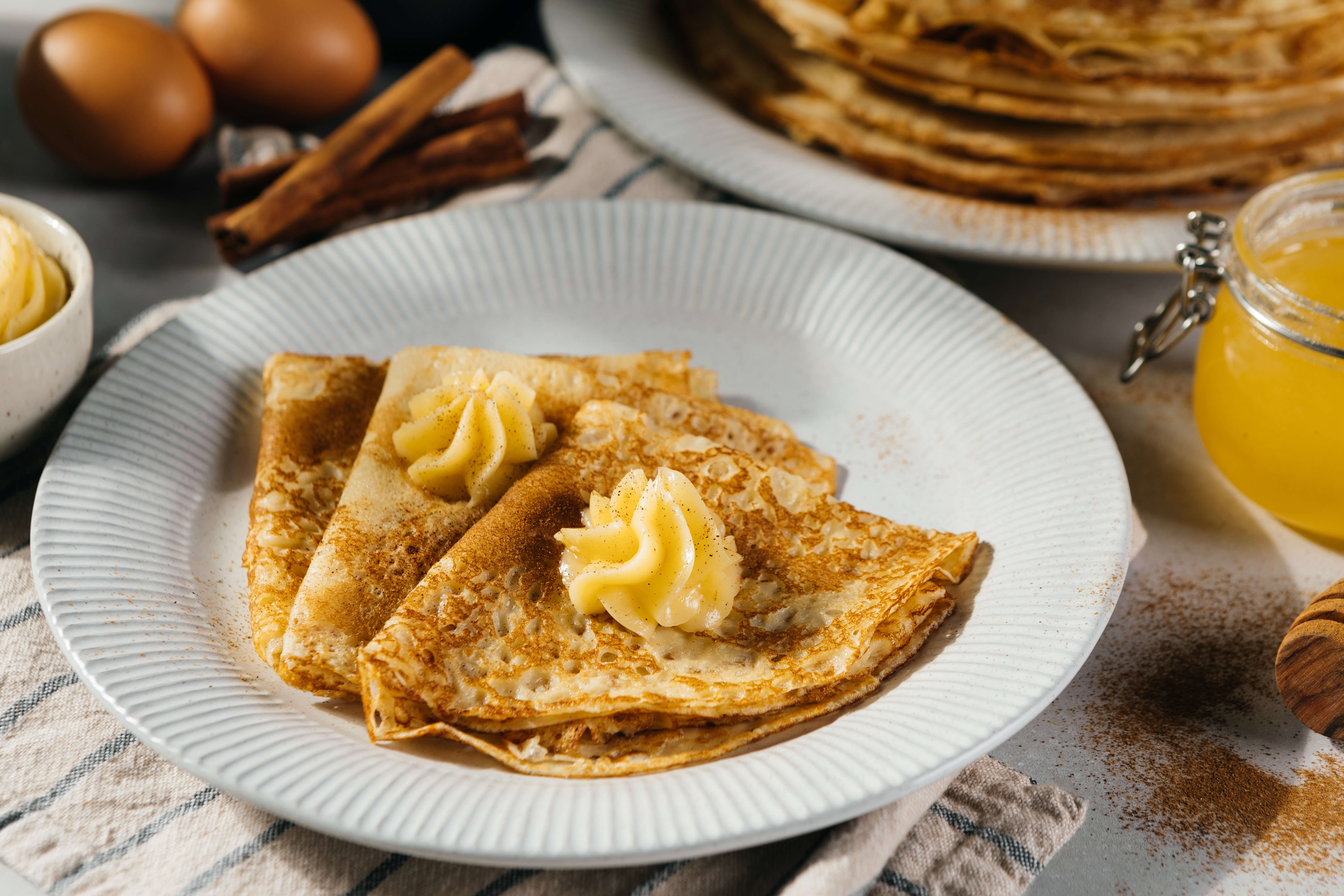 Тонкие блины с дырочками с медово-коричным маслом, пошаговый рецепт с фото