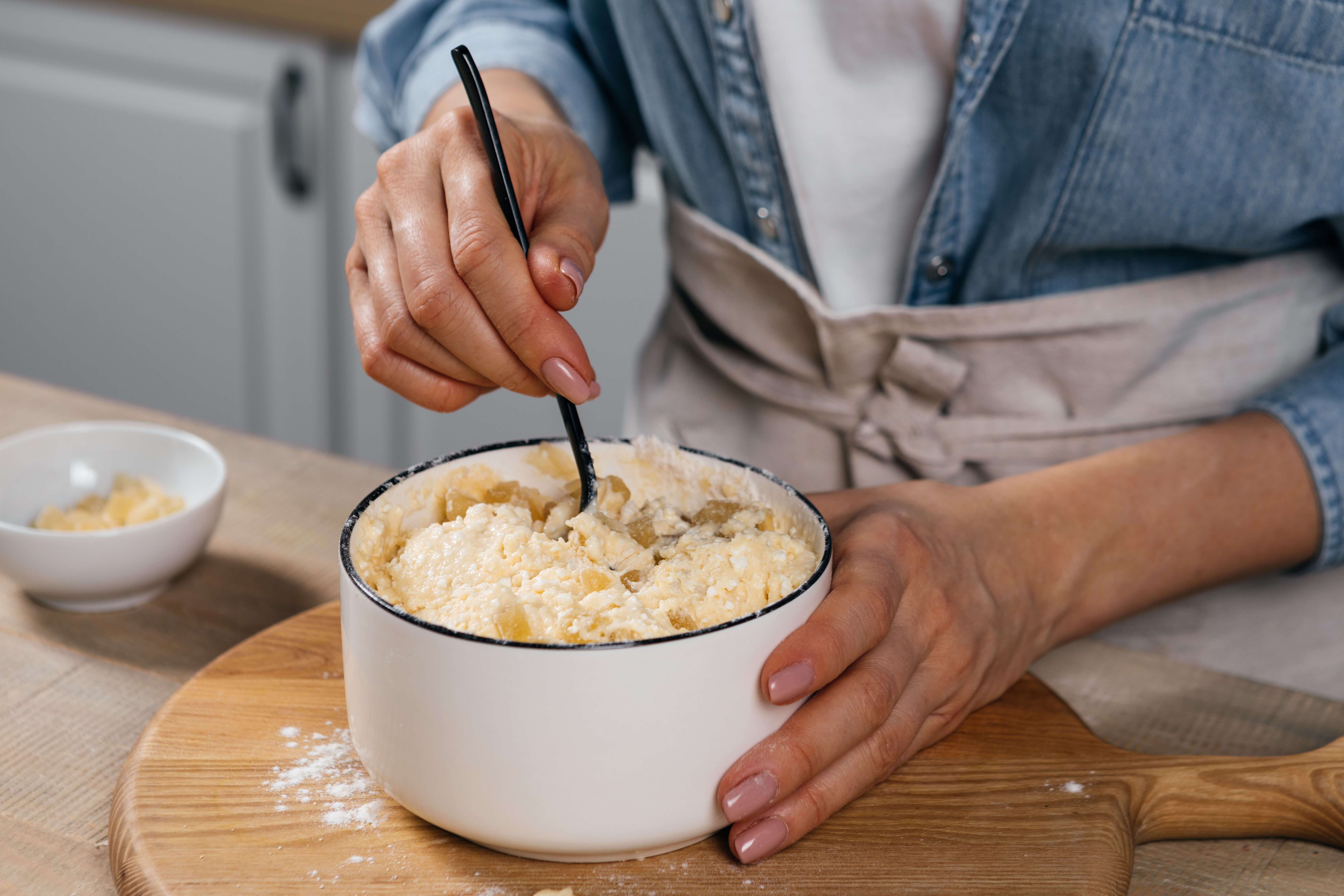 Сырники с манкой, цукатами и сметаной