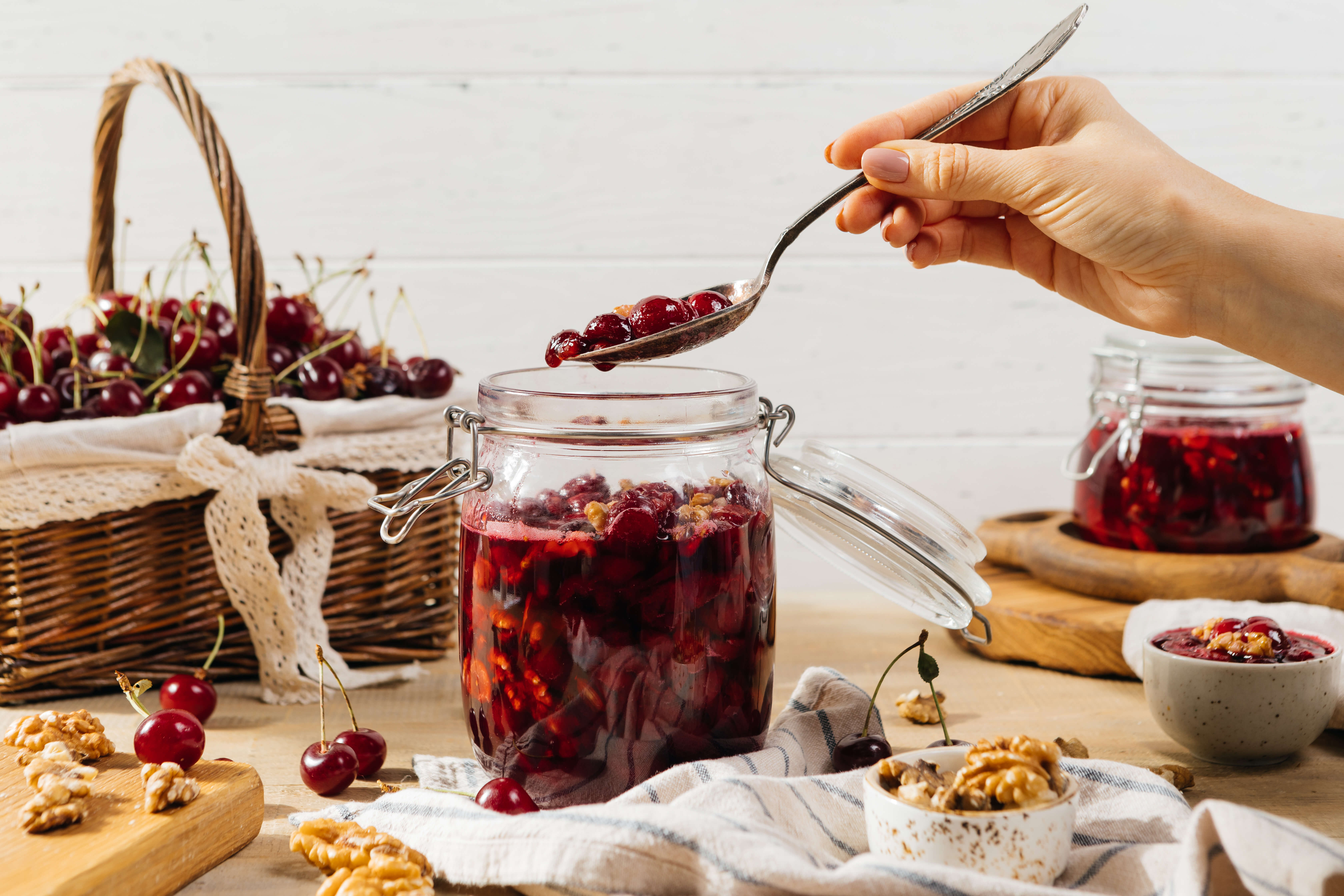 Варенье из вишни с грецкими орехами на зиму