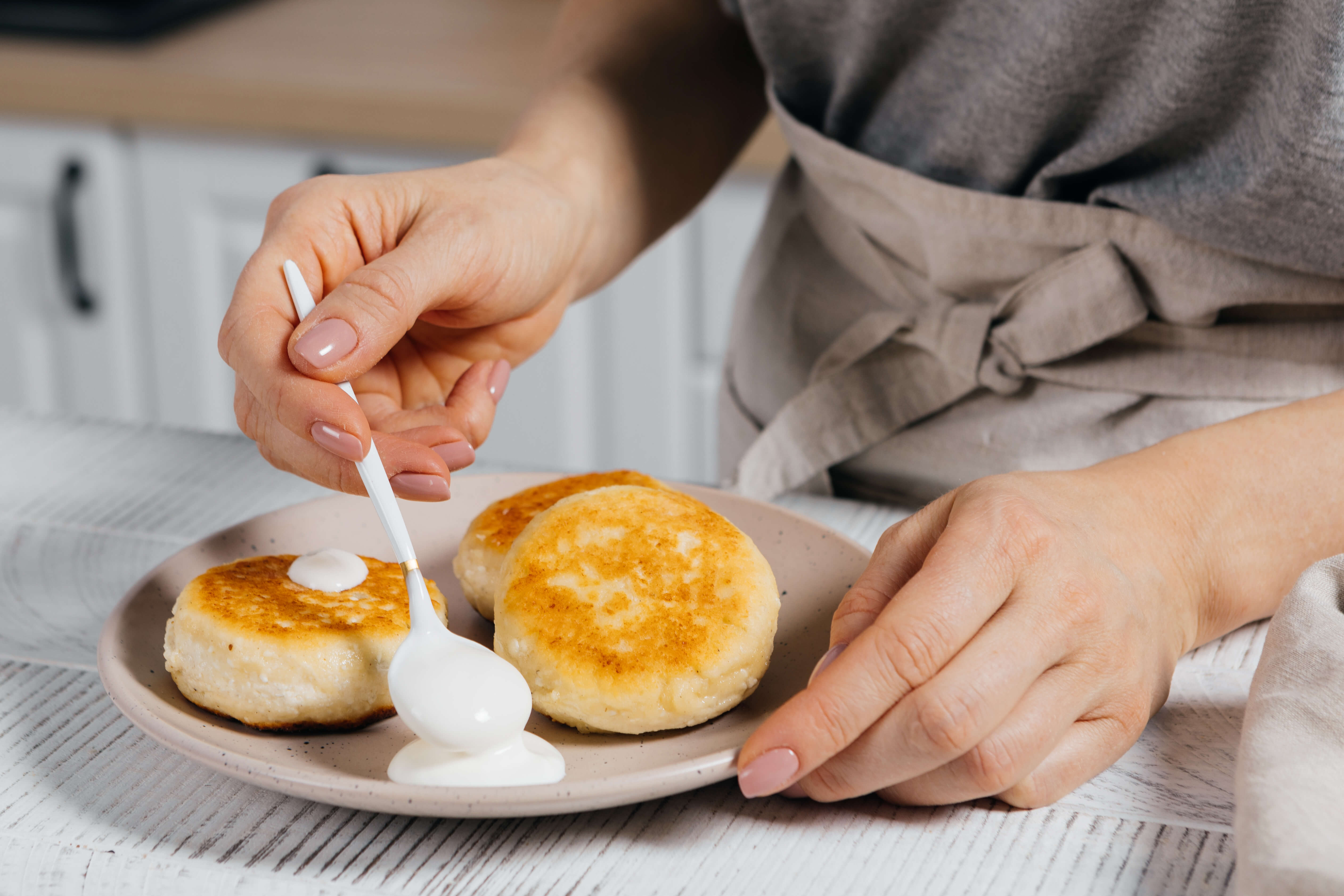 Сырники с яркой начинкой из сухофруктов и ягодного джема: рецепт с фото