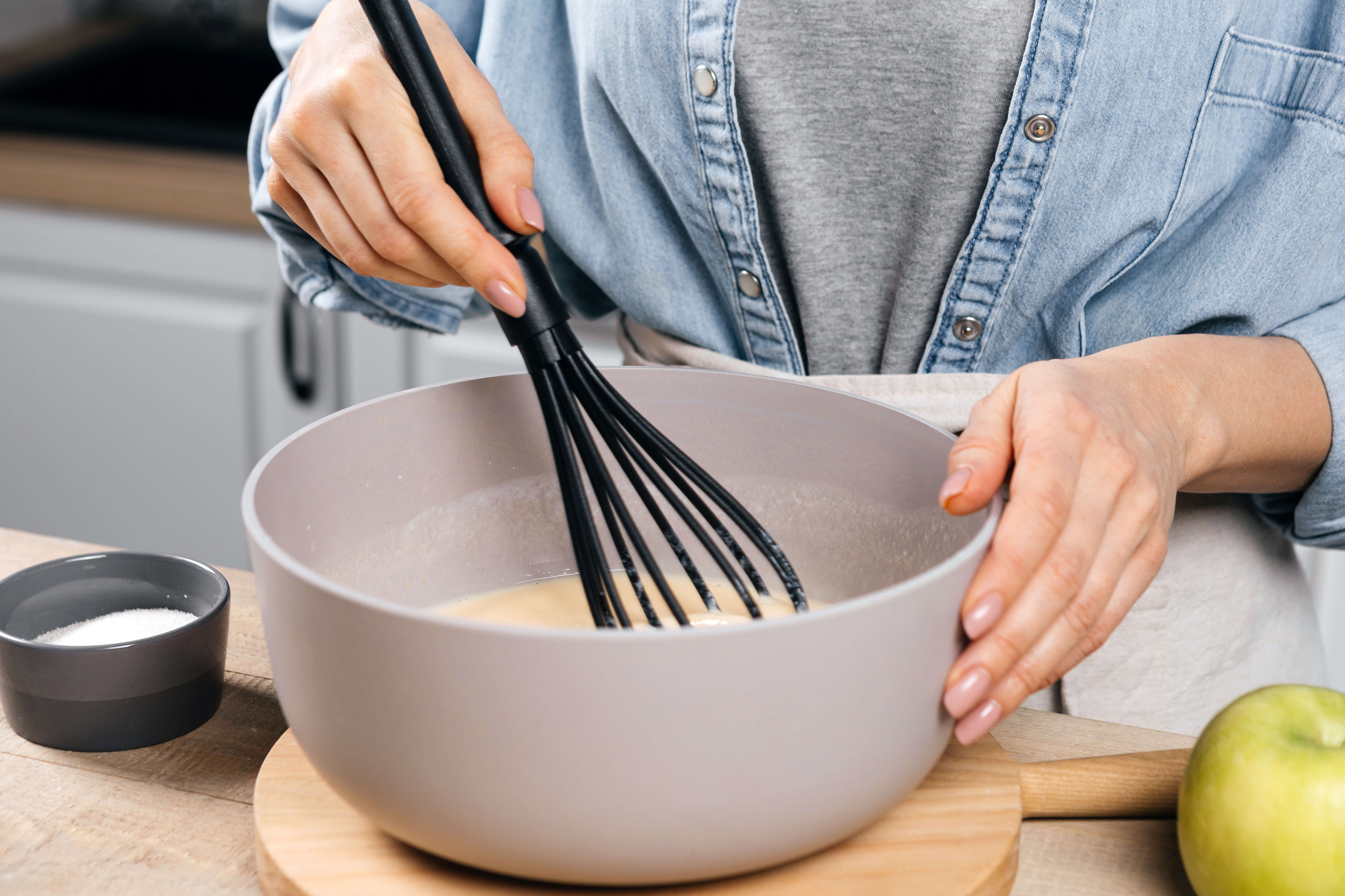 Бабушкины яблочные оладьи на кефире - рецепт приготовления с фото от  Maggi.ru