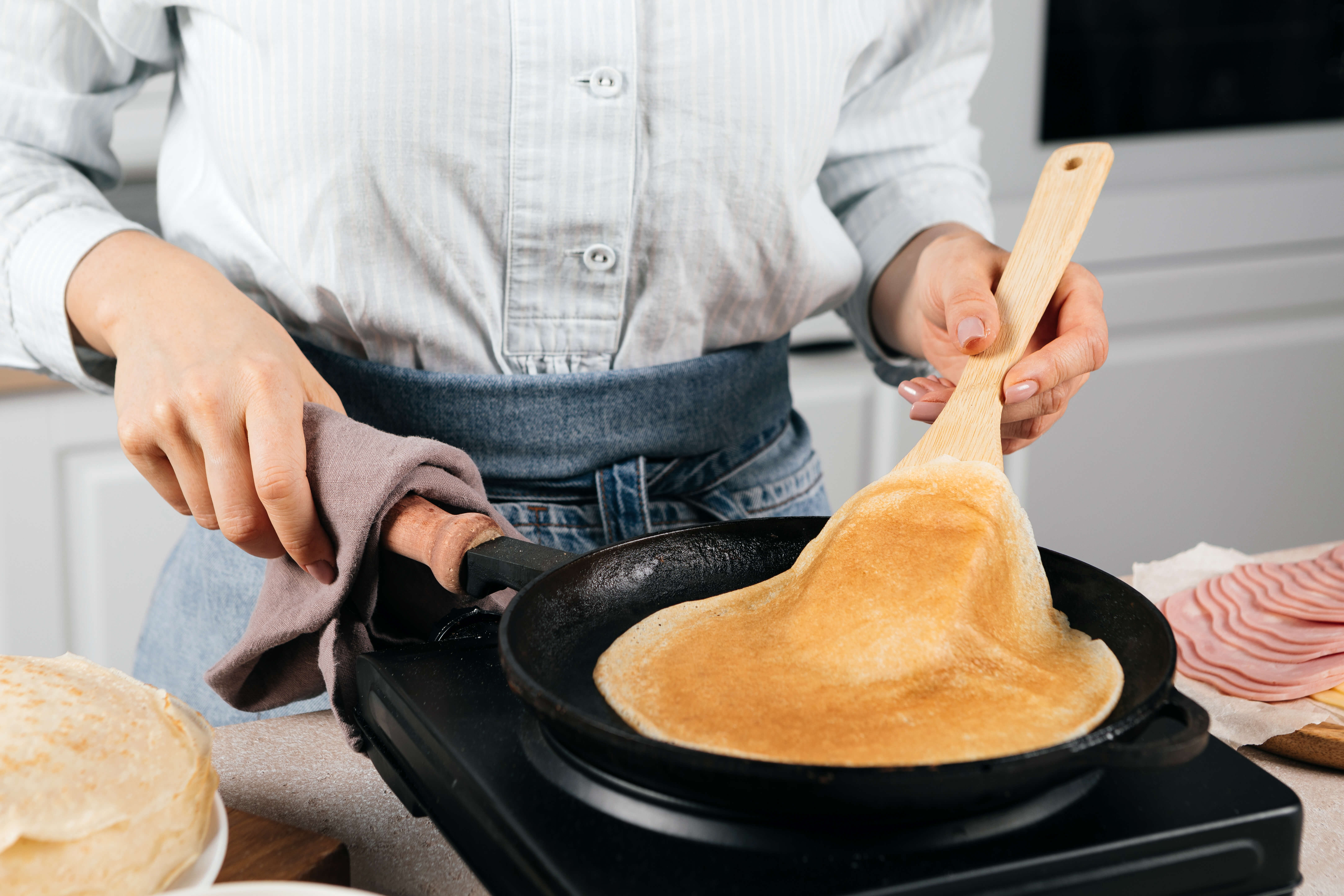 Блины с ветчиной и сыром в сливочном соусе, пошаговый рецепт с фото