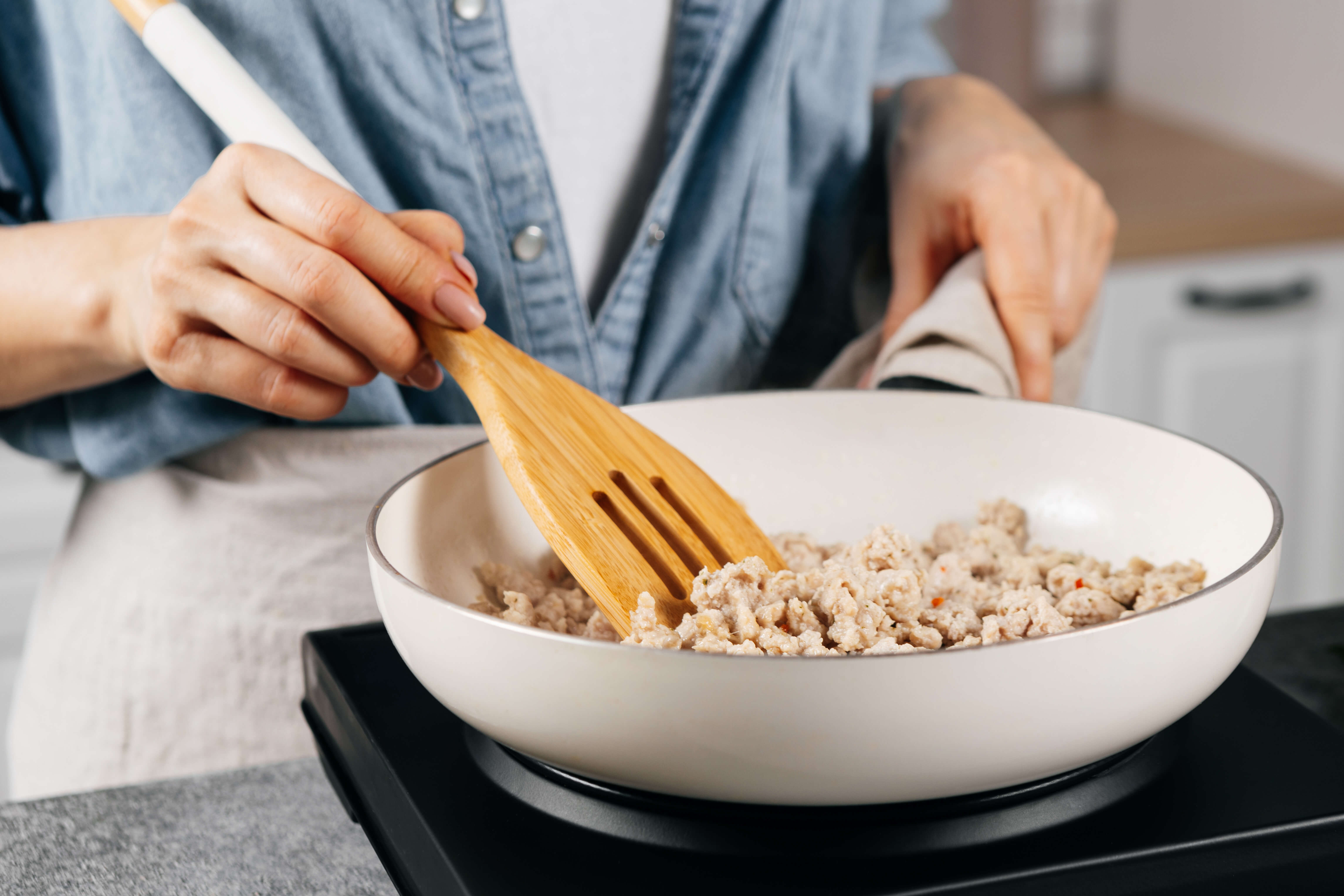 Тайский салат с рассыпчатой курицей и ассорти из ароматной зелени