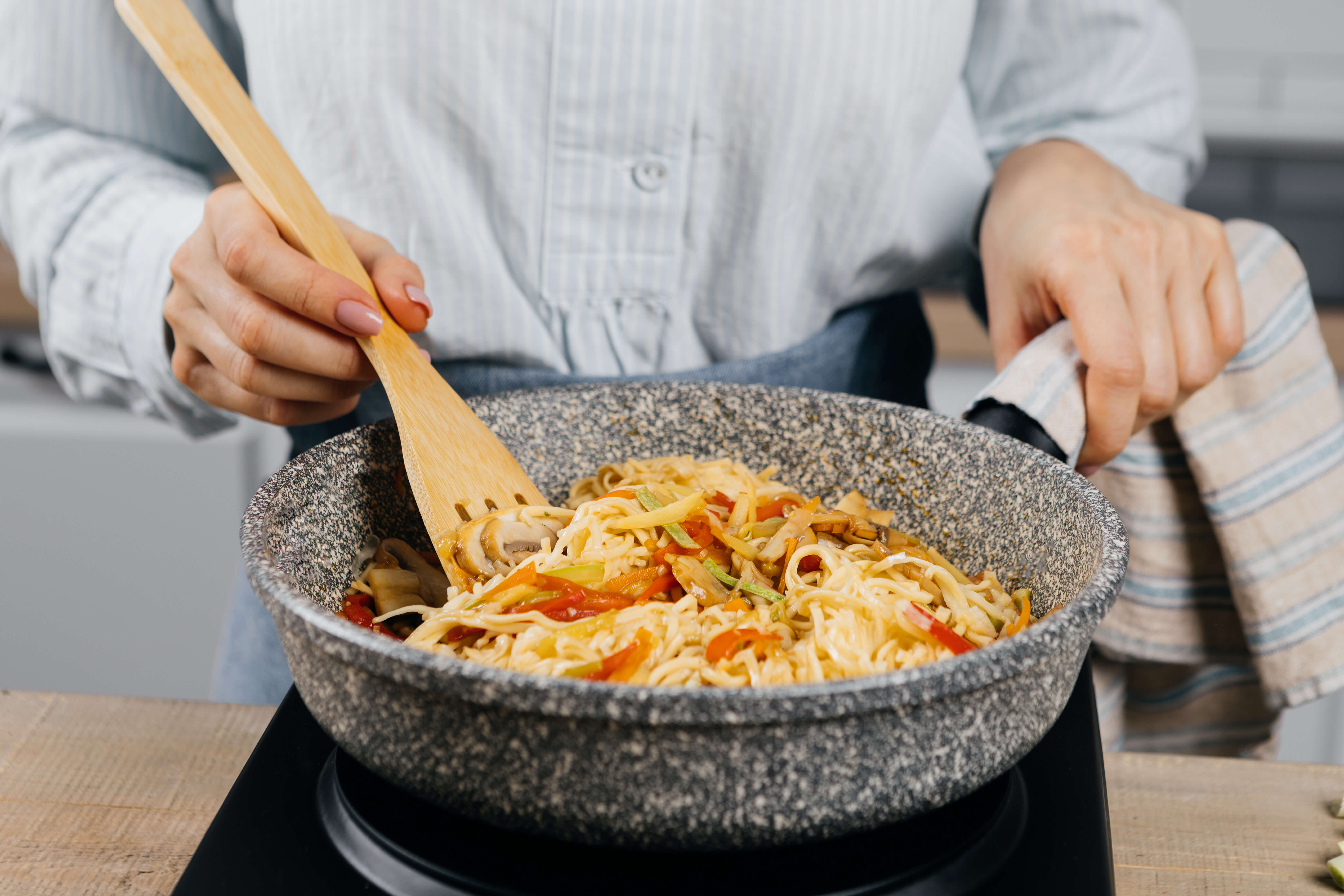 Пикантная лапша с грибами и кабачками без мяса