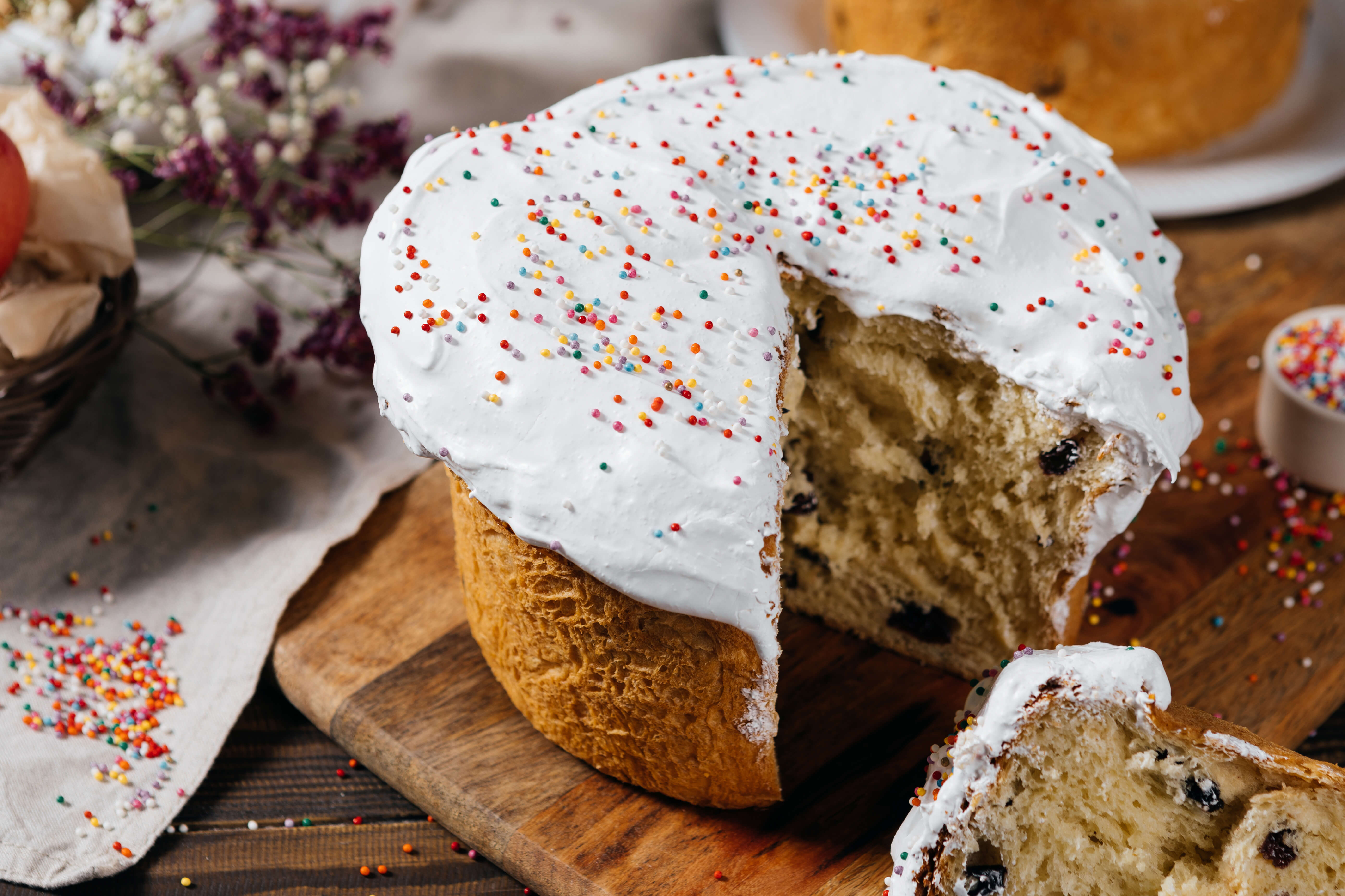 Классический пасхальный кулич на пшеничной муке с изюмом