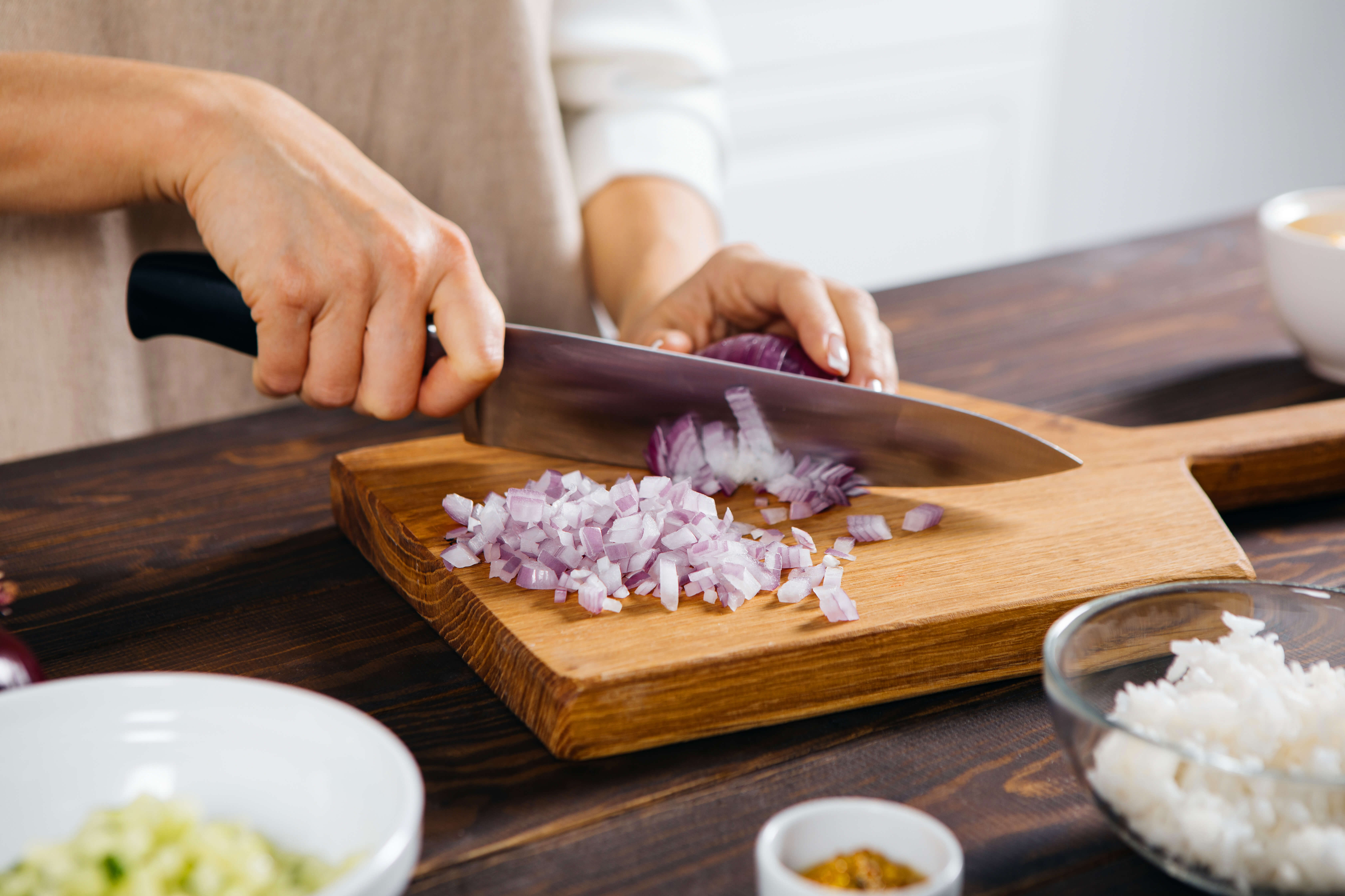 Быстрый салат с крабовыми палочками, кукурузой и рассыпчатым рисом