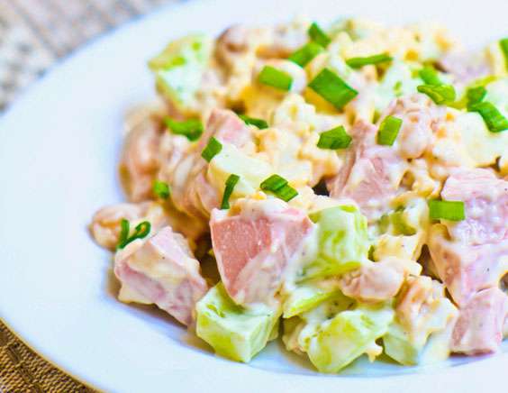 Вкусный Рецепт: Салат с кальмарами, овощами и ветчиной