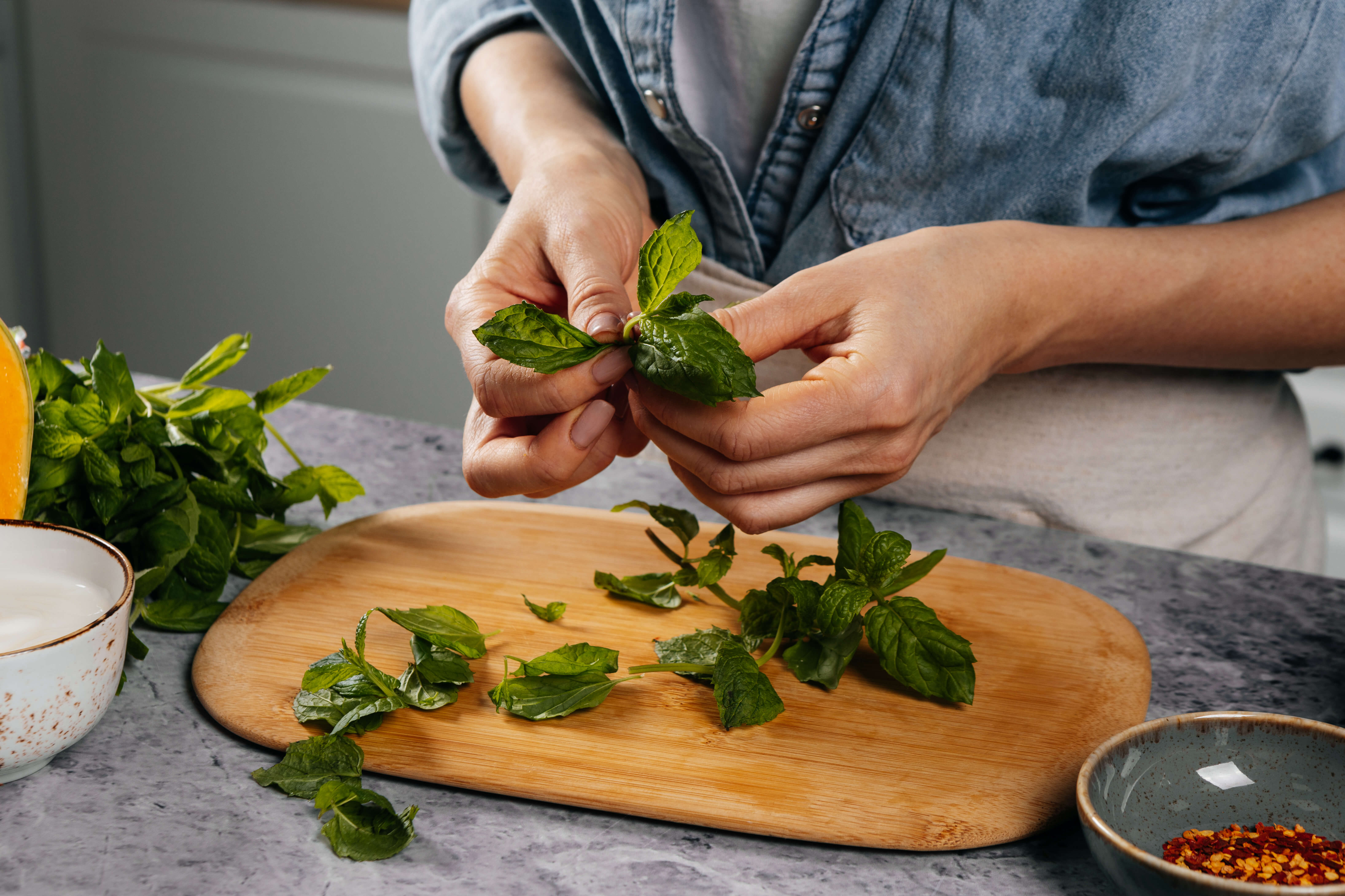 Салат с курицей, хрустящим луком и тыквой