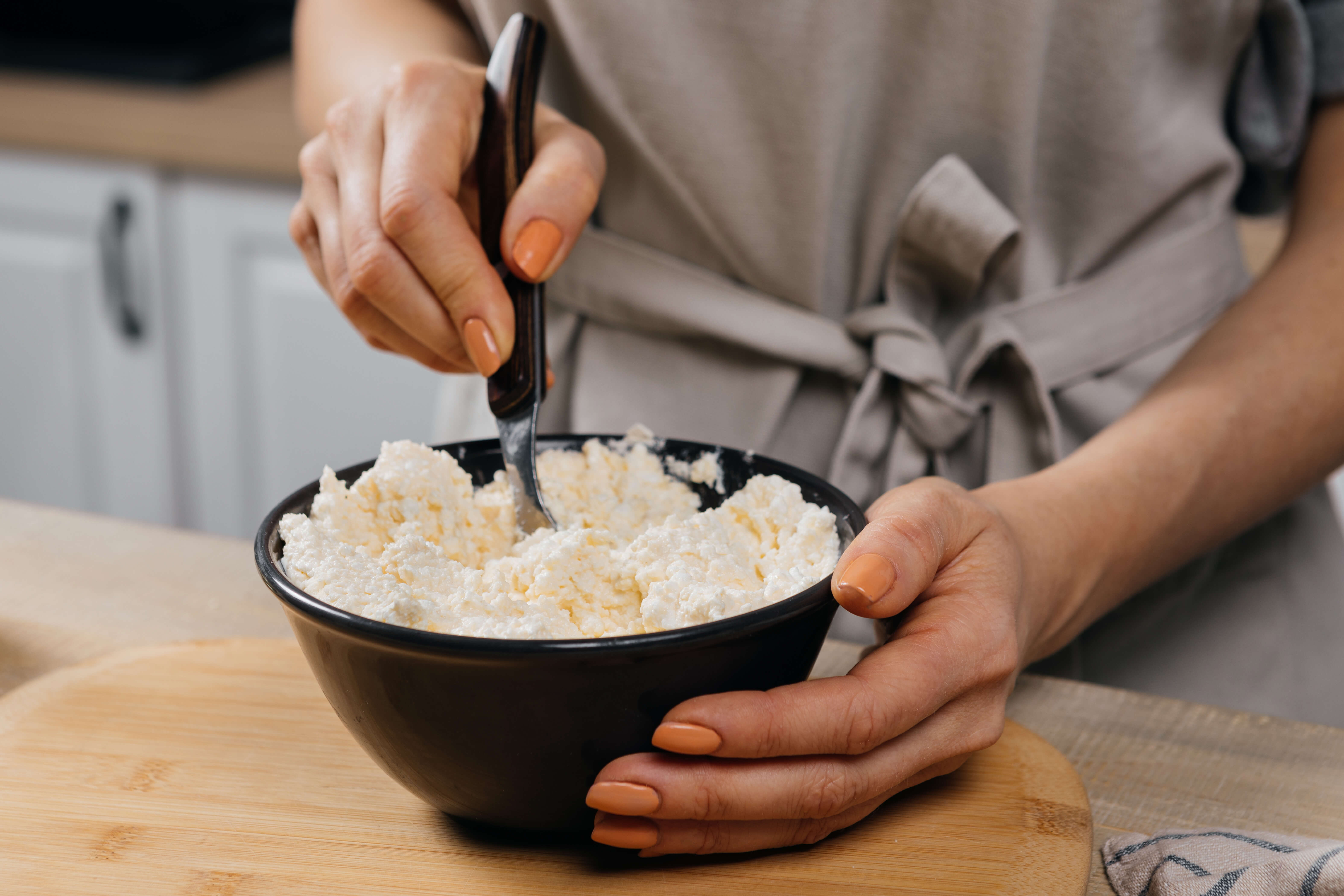 Румяные сырники из нежирного творога - рецепт приготовления с фото от  Maggi.ru