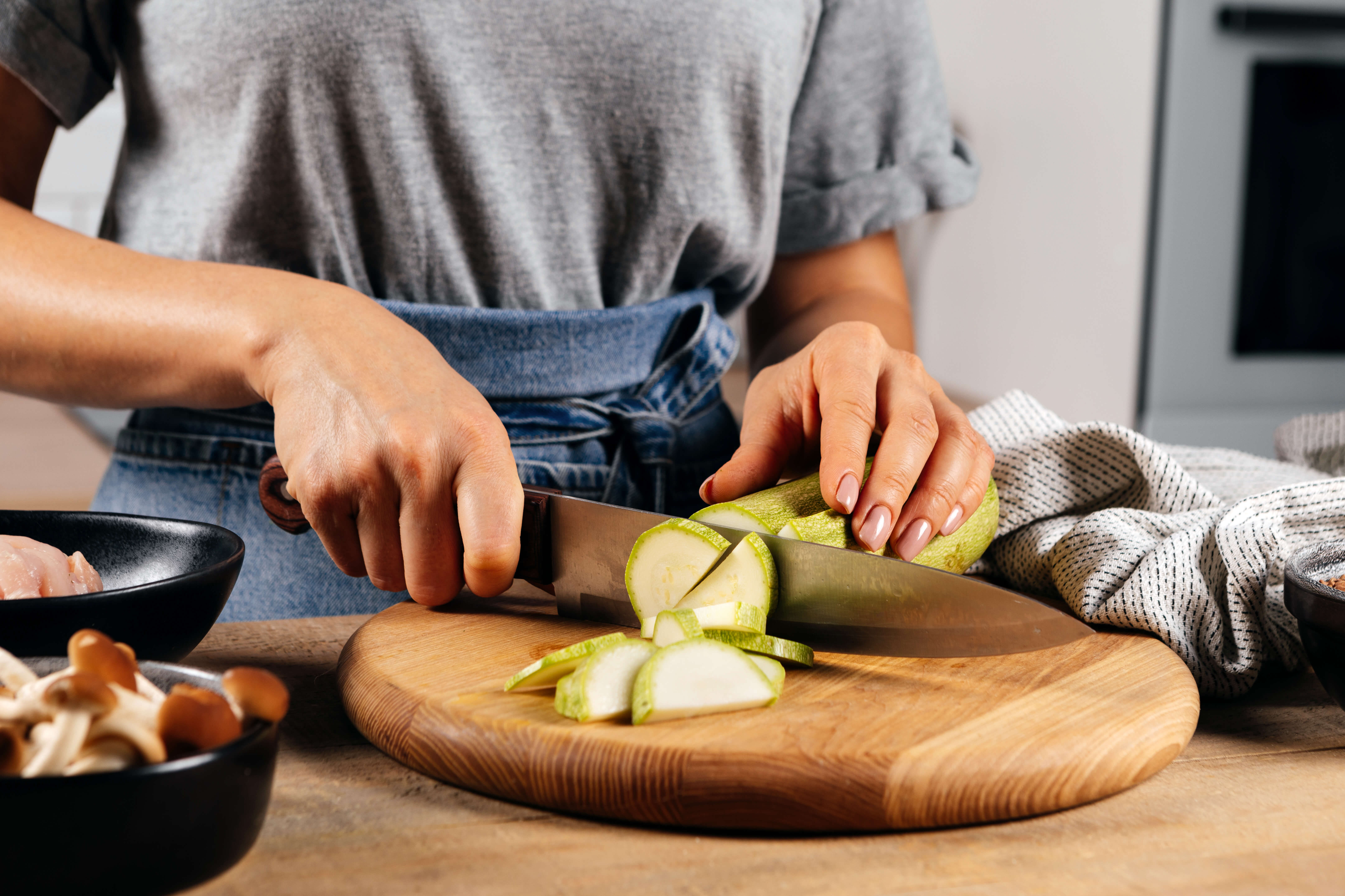 Гречневая каша с курицей, свежими опятами и овощами