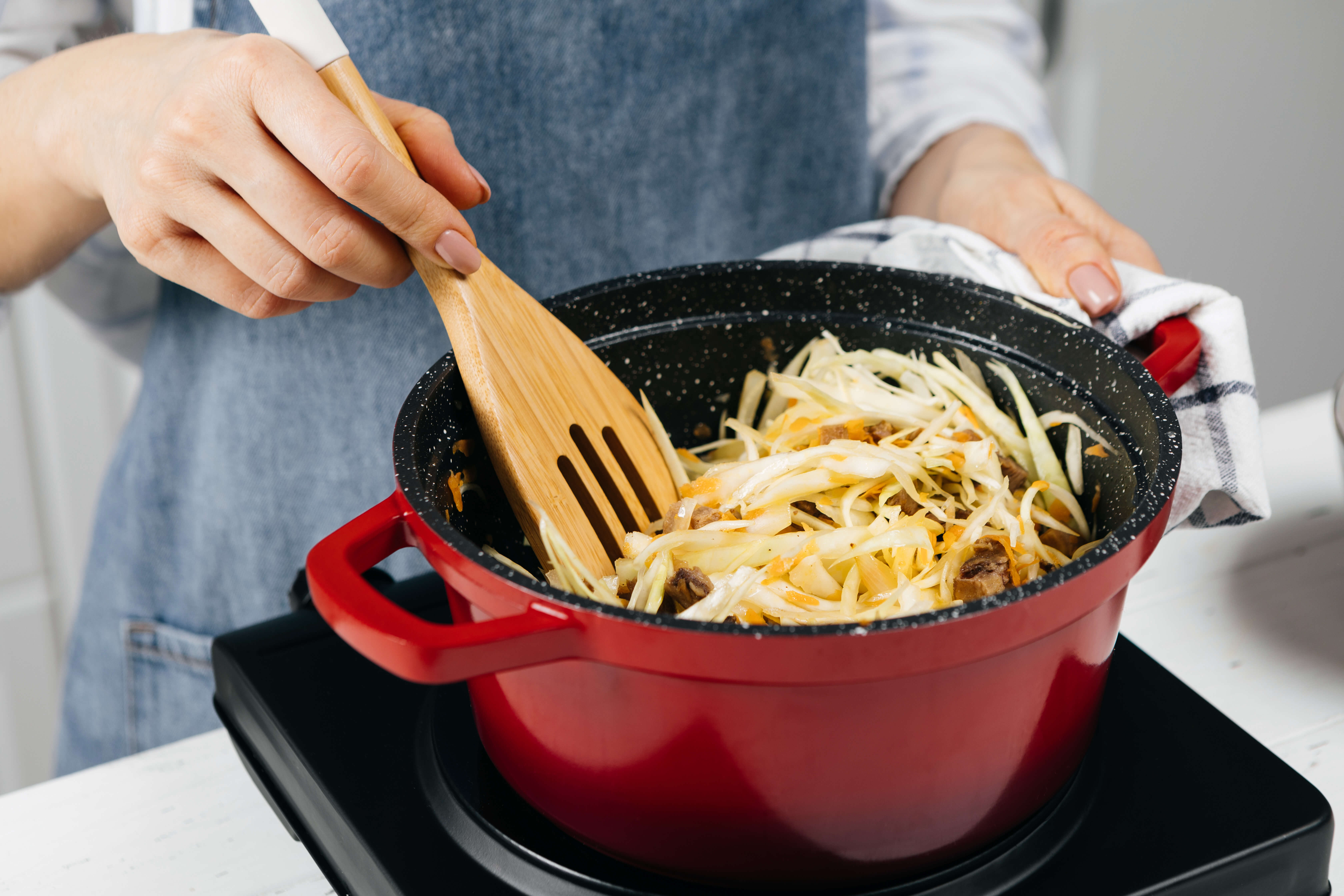 Ароматная солянка с говяжьим языком, грибами и капустой