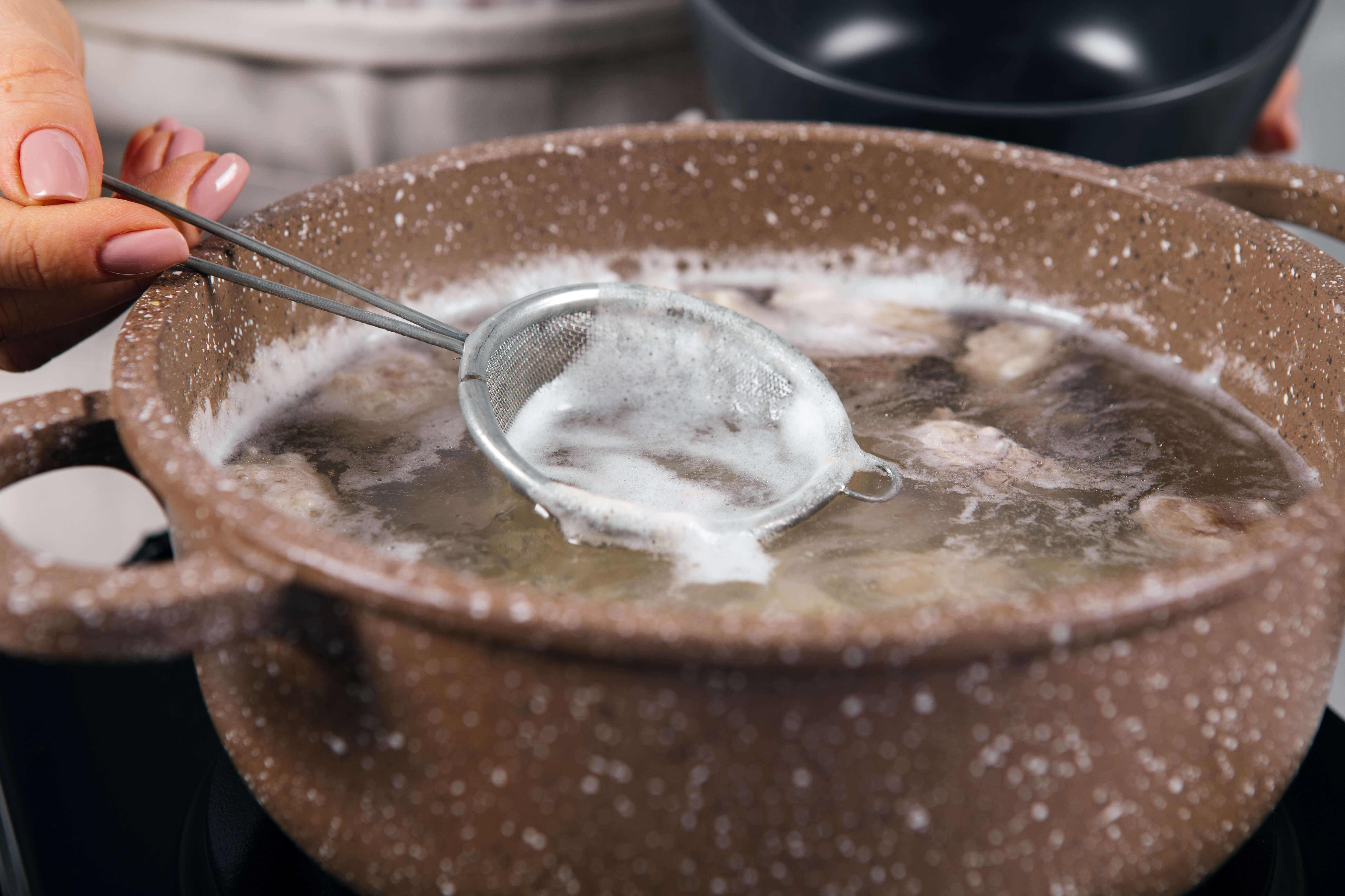 Красный борщ с говядиной, белой фасолью и черносливом