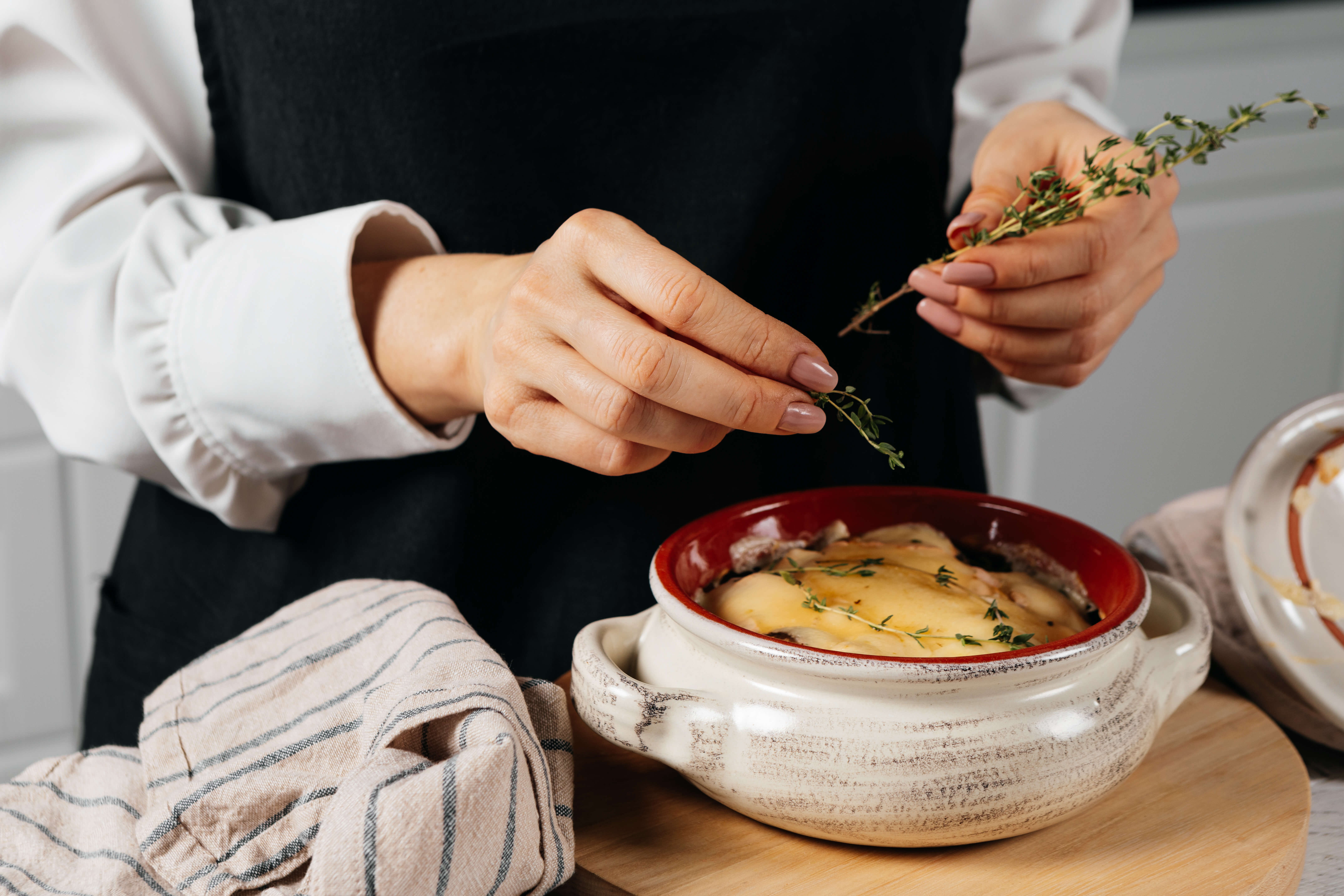 Ароматная курица с шампиньонами в горшочке, запечённая в духовке