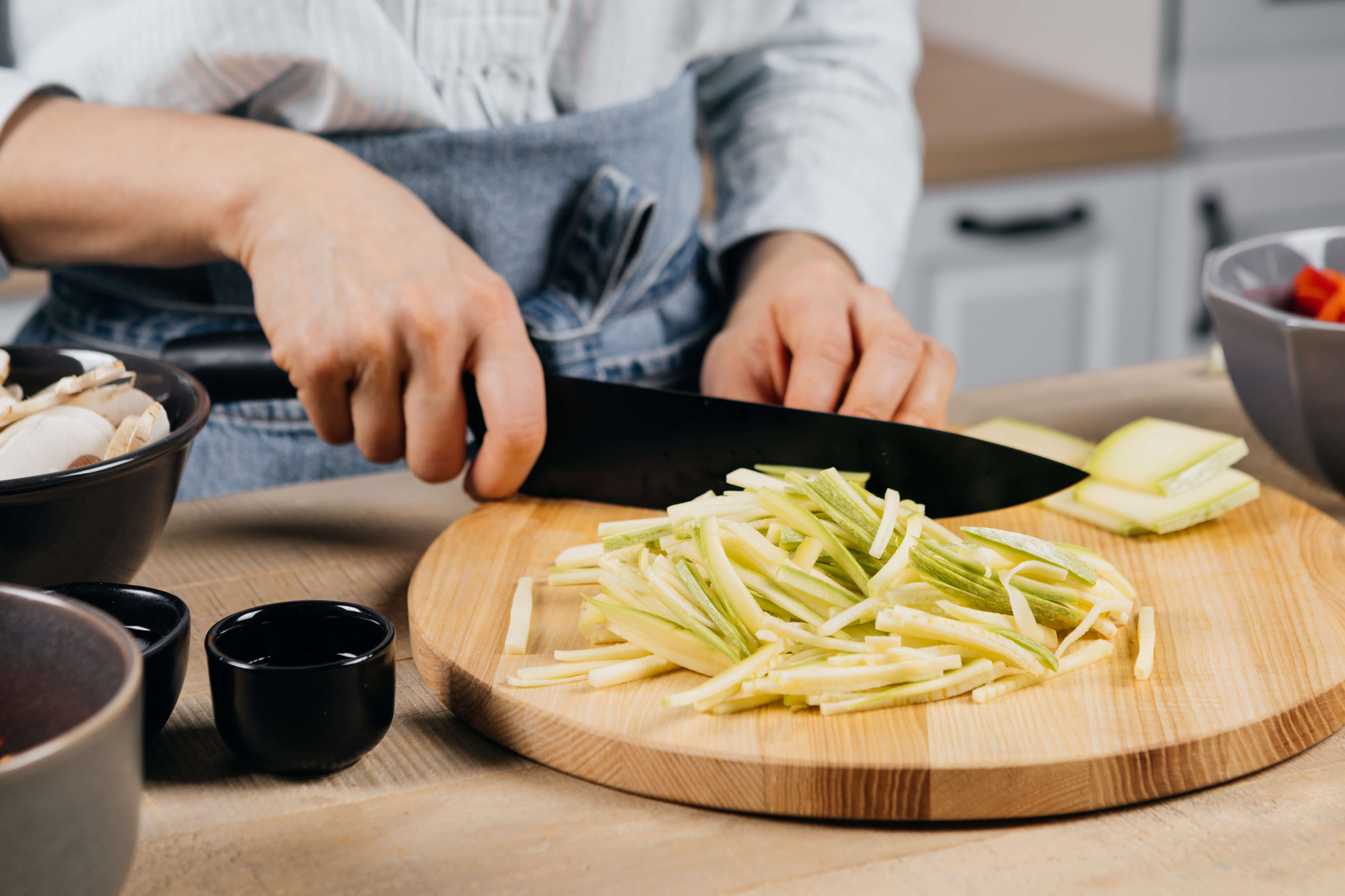 Пикантная лапша с грибами и кабачками без мяса