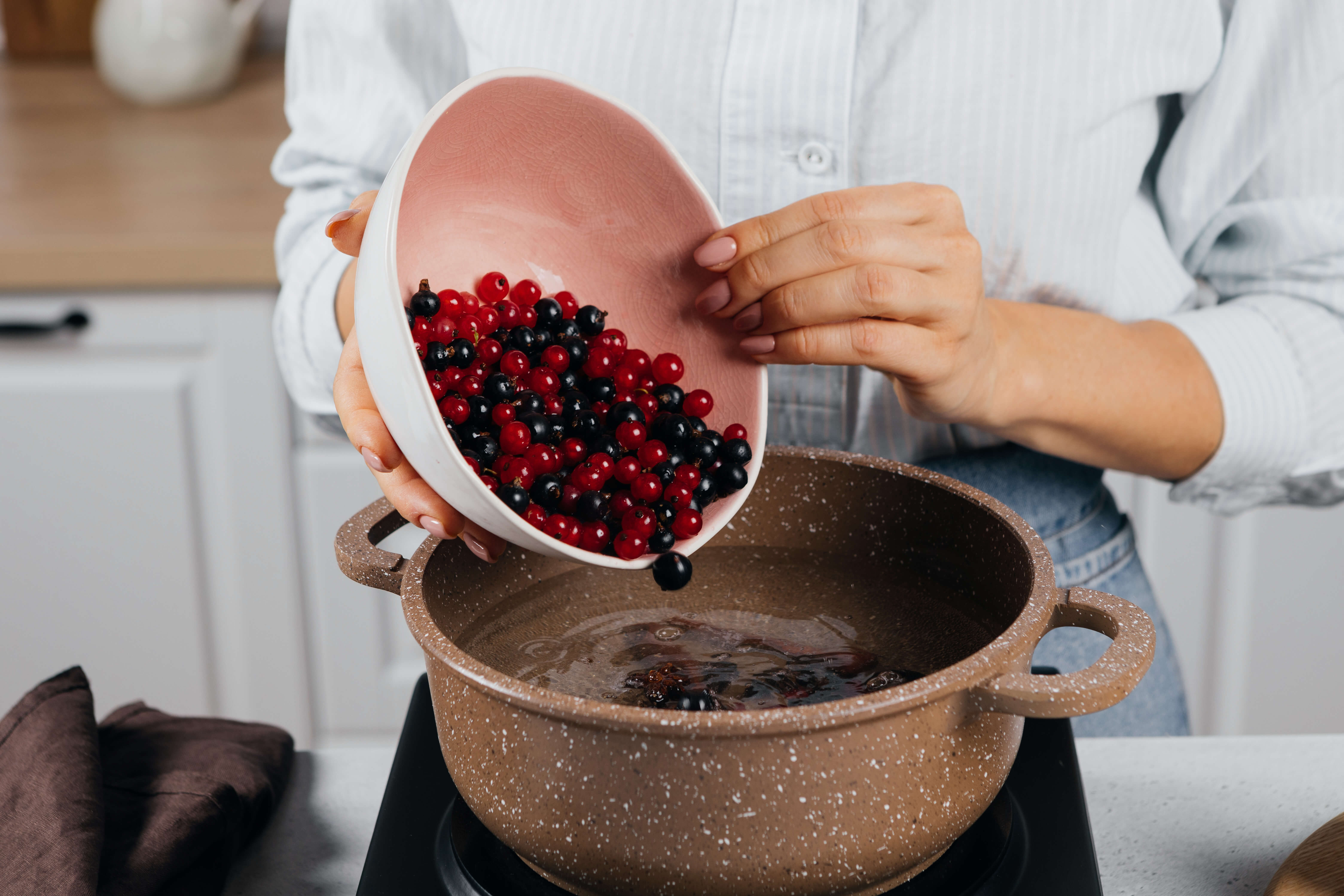 Ароматный кисель из свежих ягод с корицей