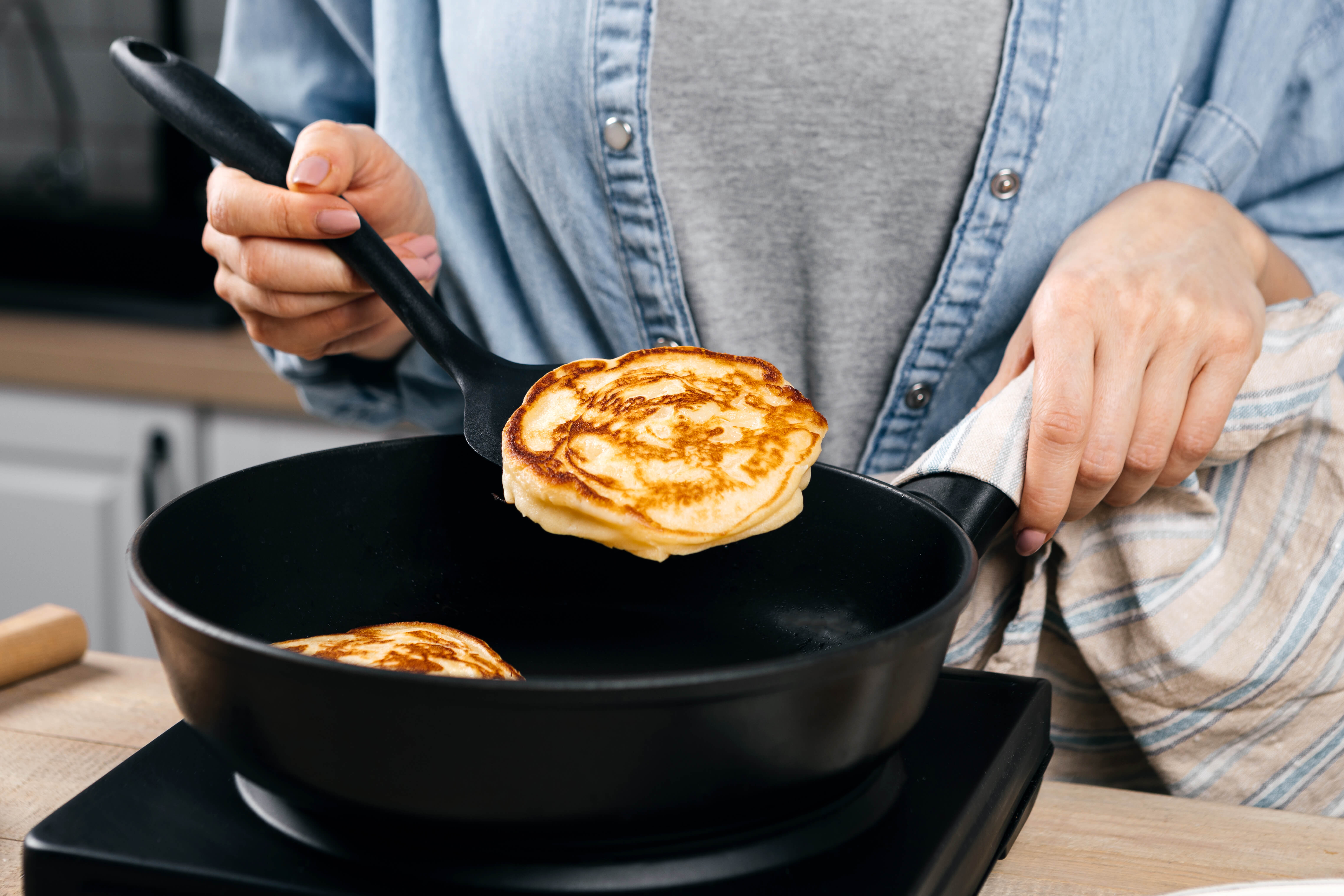 Бабушкины яблочные оладьи на кефире - рецепт приготовления с фото от  Maggi.ru