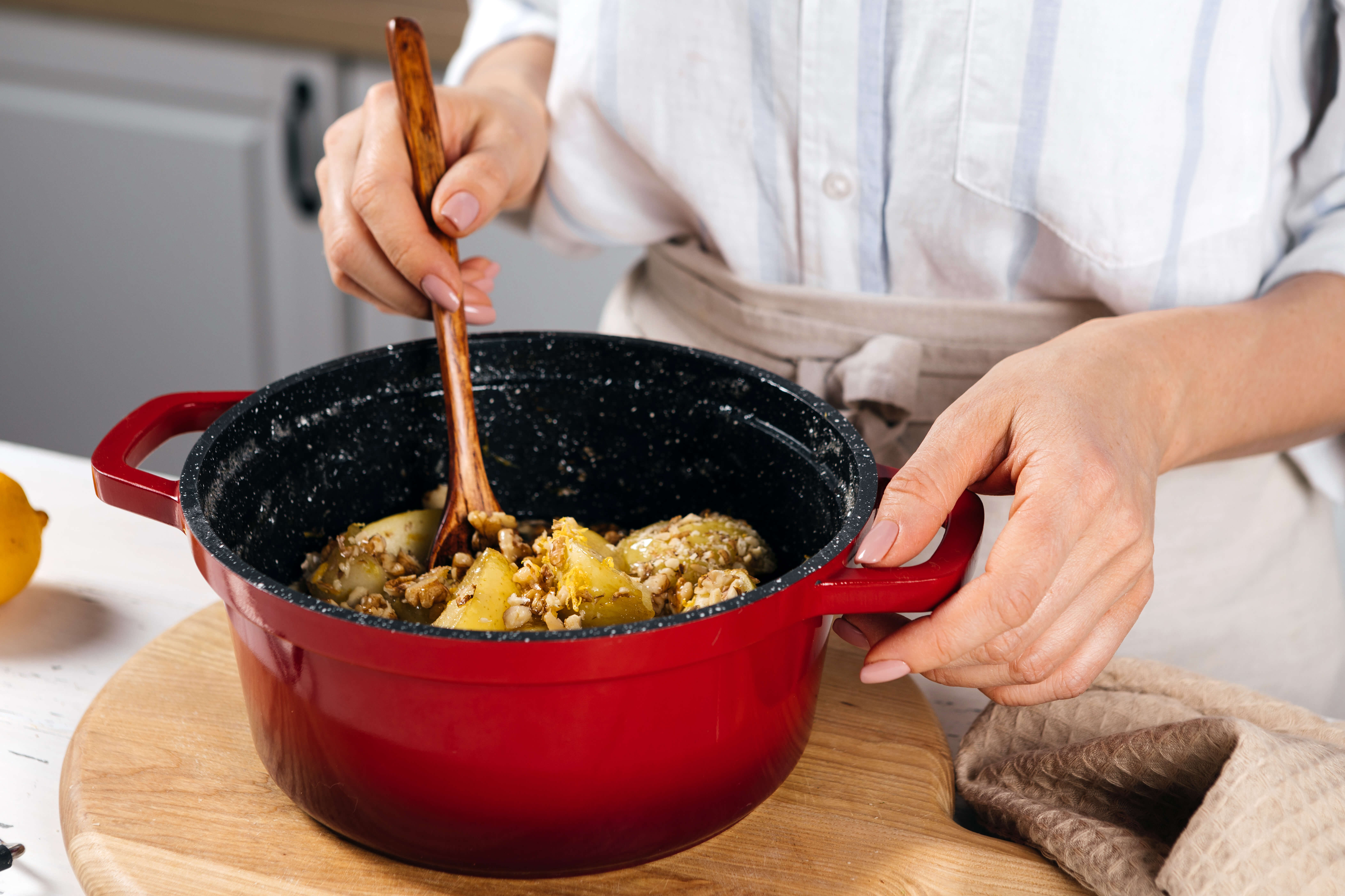 Яблочное варенье с лимоном и грецкими орехами