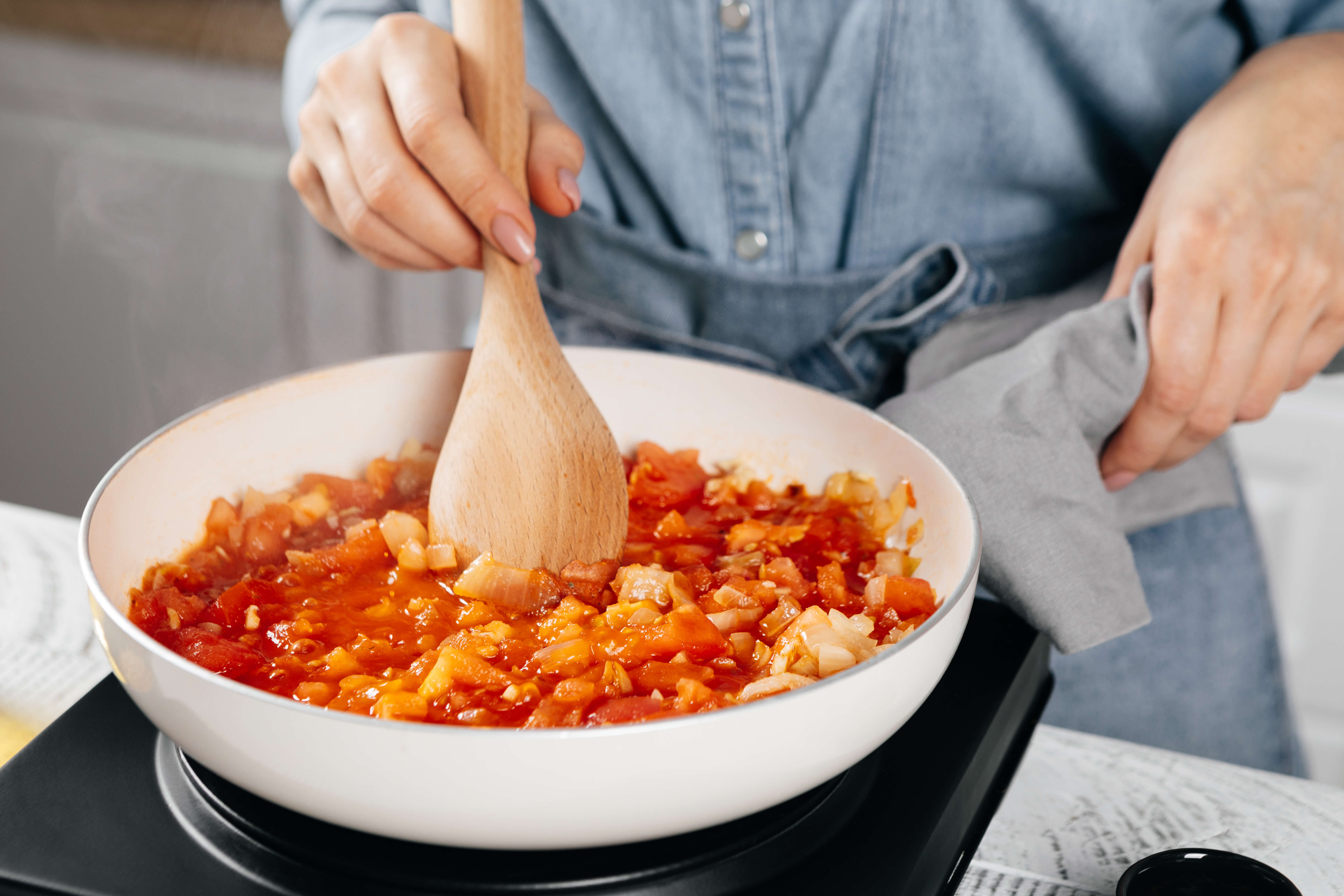 Фаршированные кальмары с рисом и кедровыми орехами в духовке