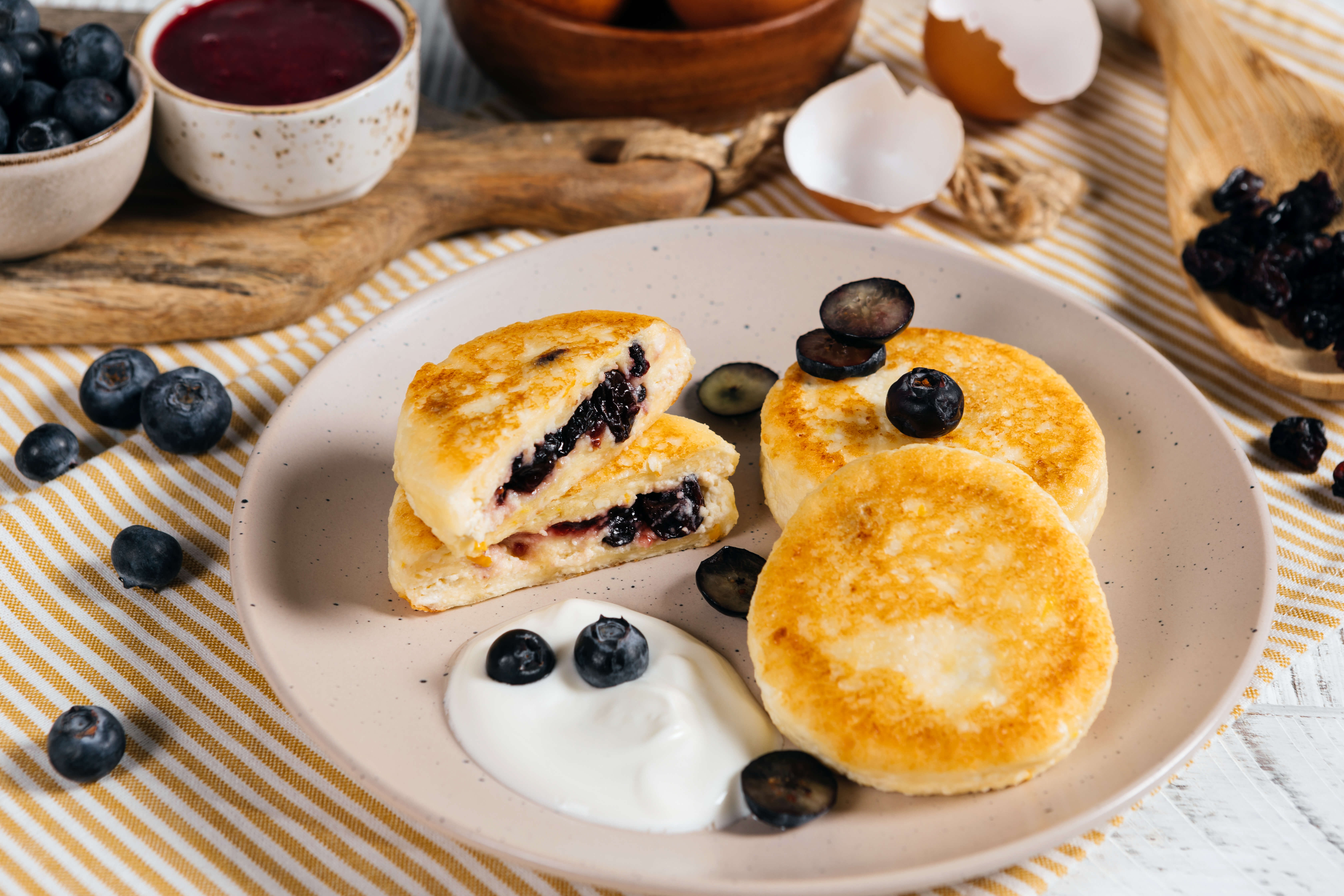 Сырники с яркой начинкой из сухофруктов и ягодного джема