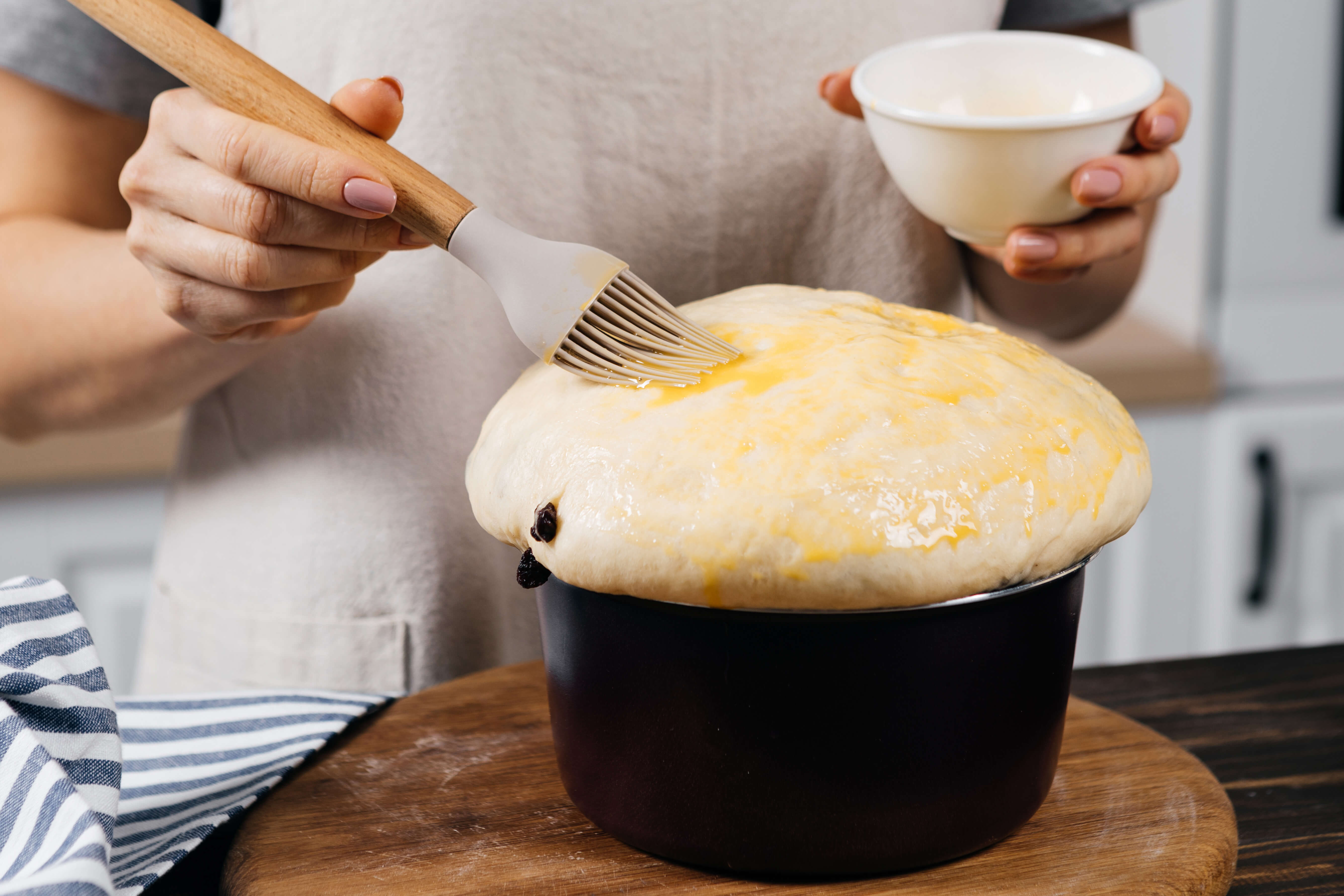 Классический пасхальный кулич на пшеничной муке с изюмом