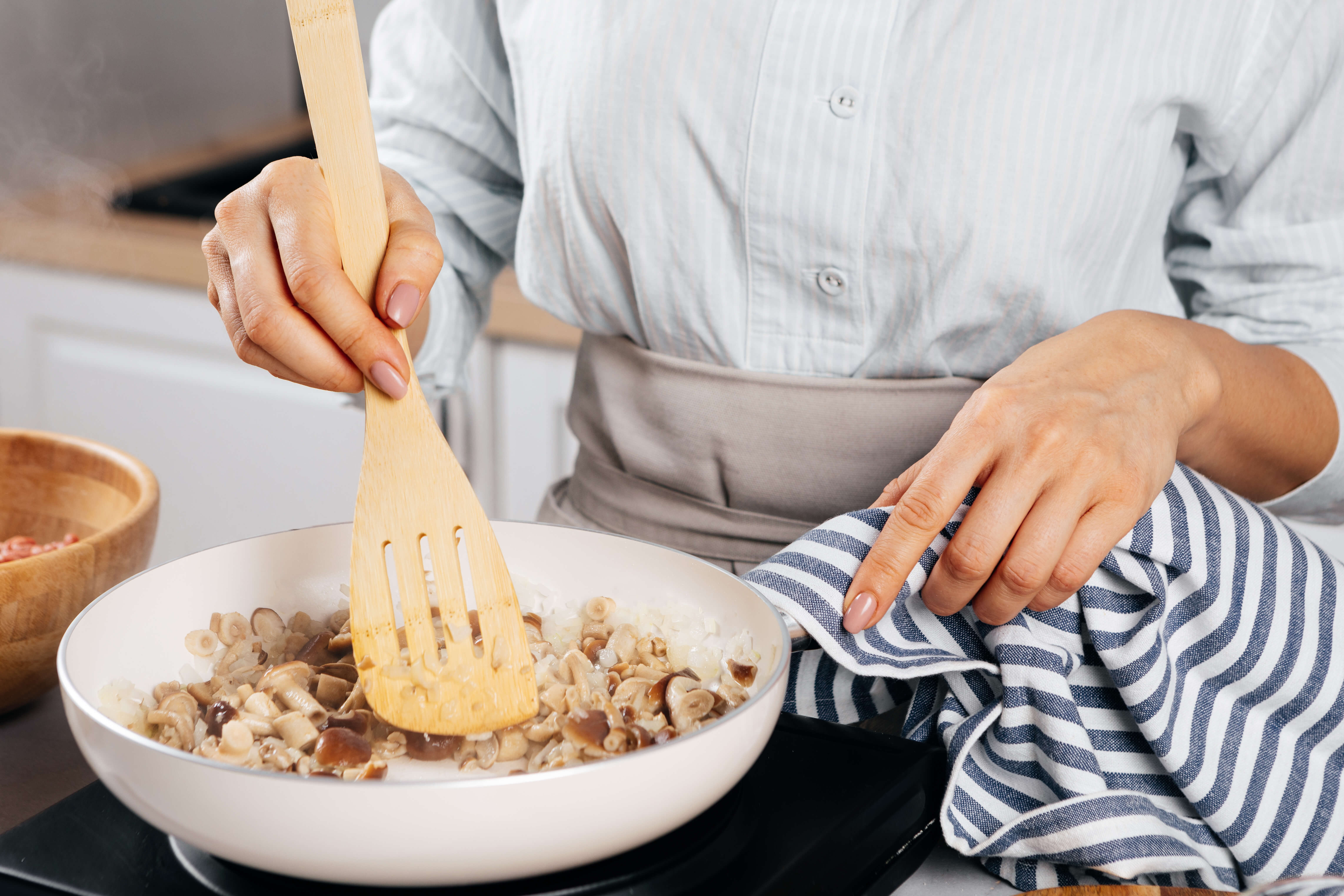 Хрустящие пирожки с мясом, сыром и опятами