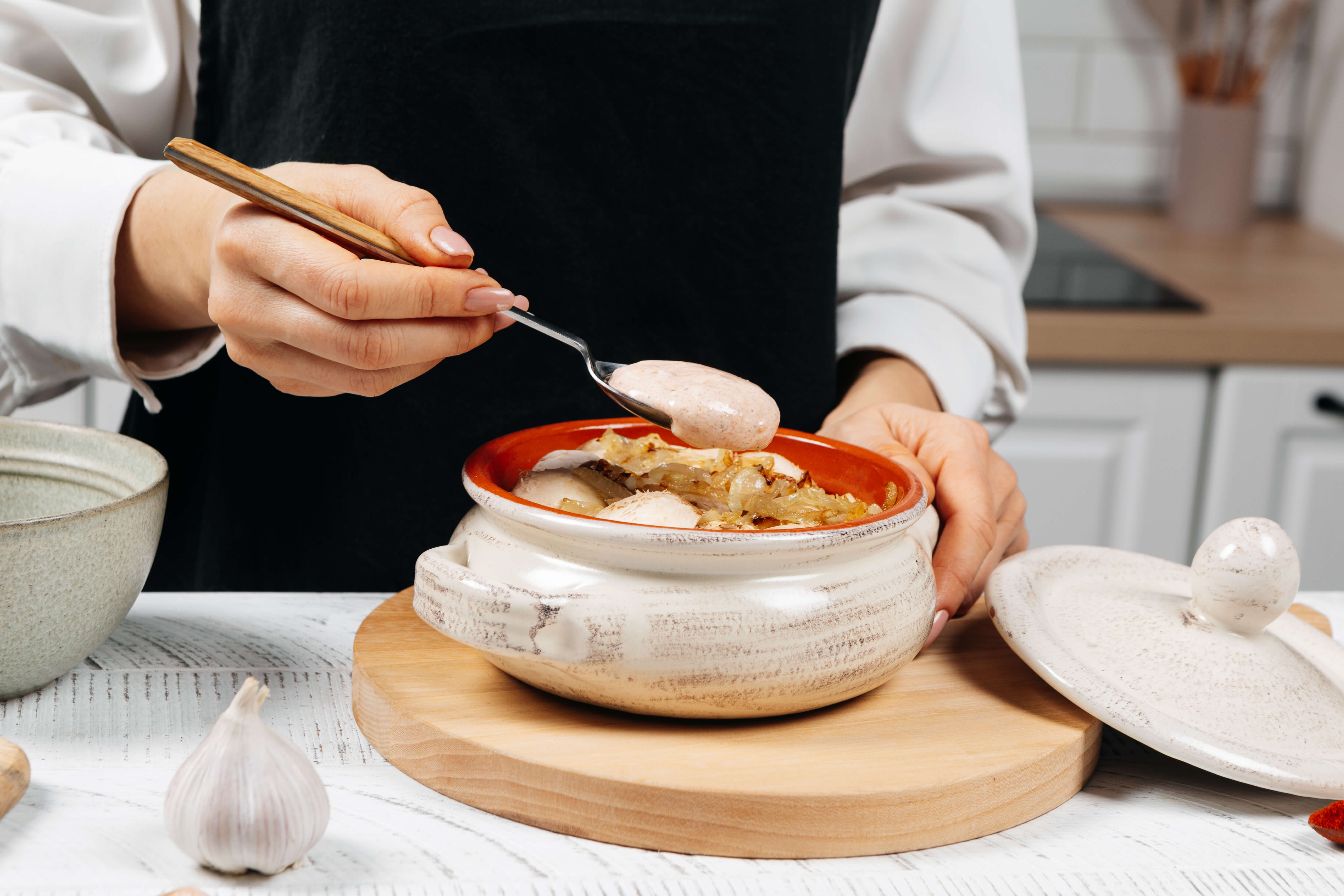 Курица с шампиньонами в горшочке, запечённая в духовке, рецепт с фото